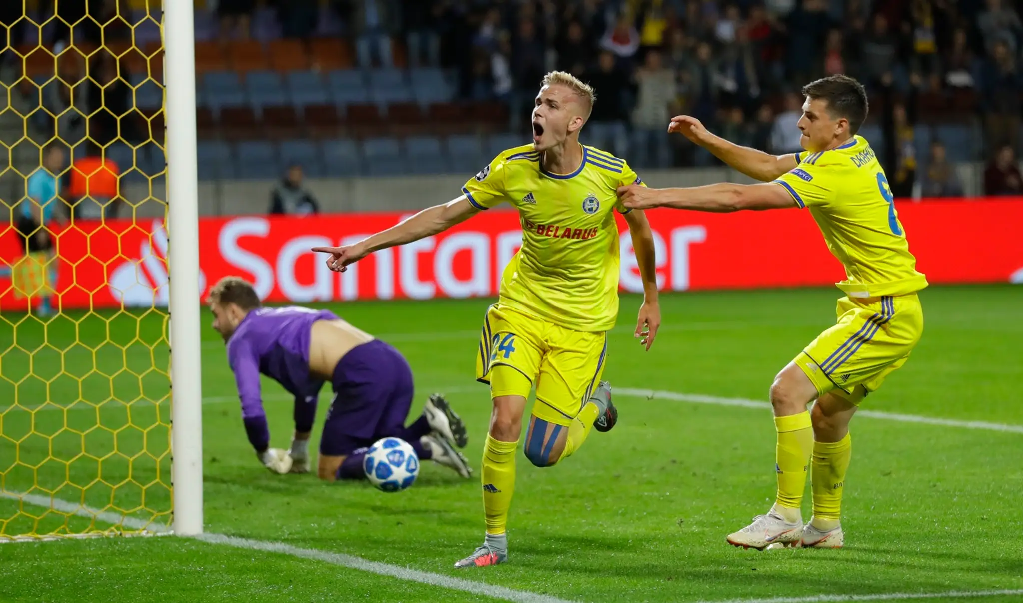 Hráč BATE Jasse Tuominen (vľavo) oslavuje úvodný gól do bránky PSV.