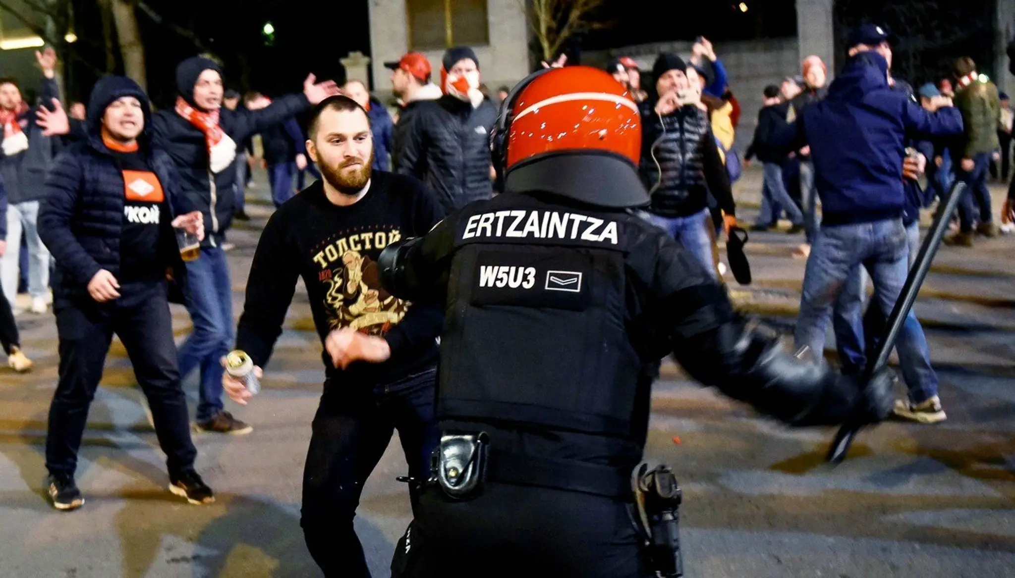 Španielska polícia zasahuje proti chuligánom.