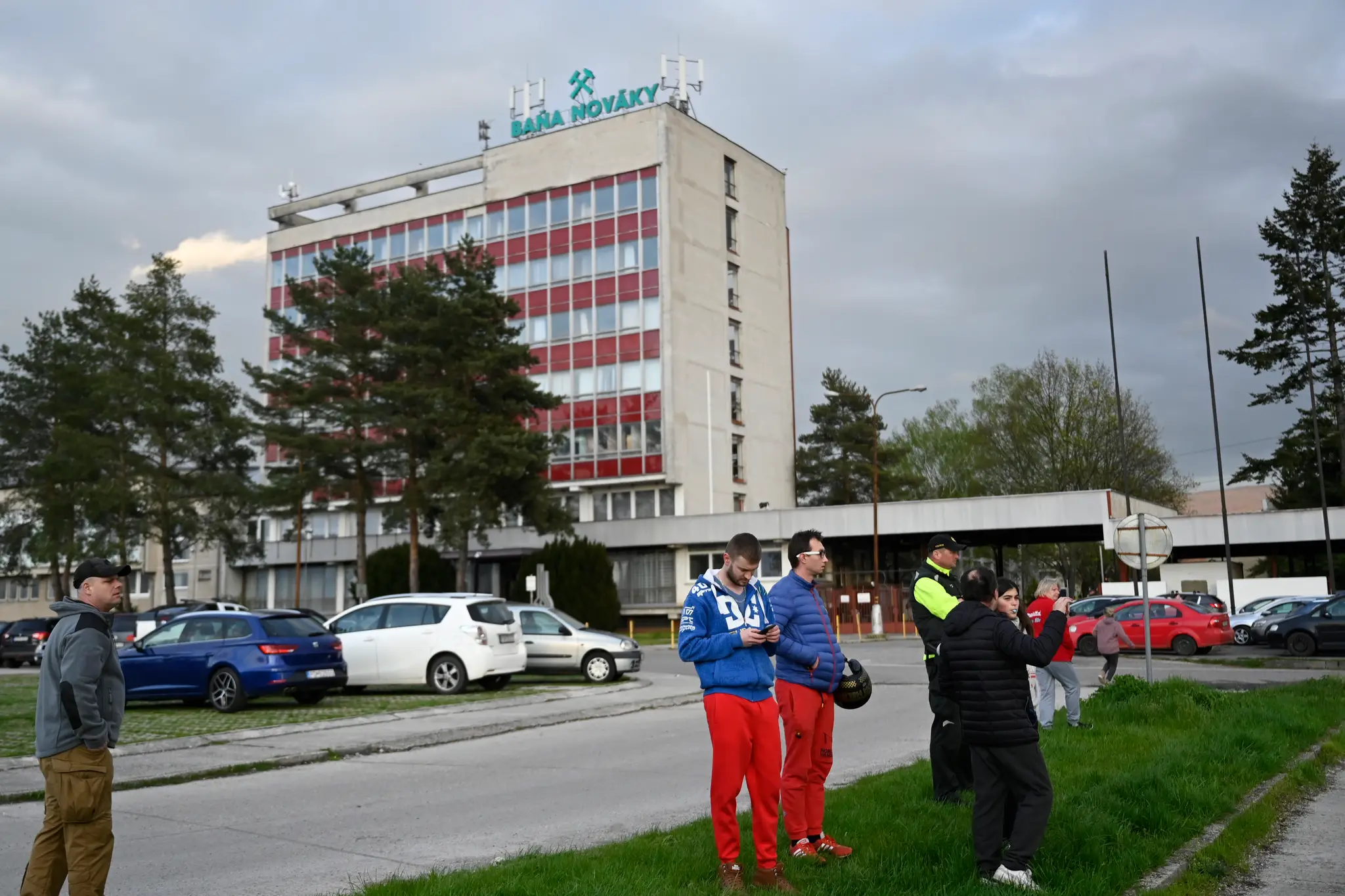 Ľudia sledujú záchranárov pred baňou v Novákoch.