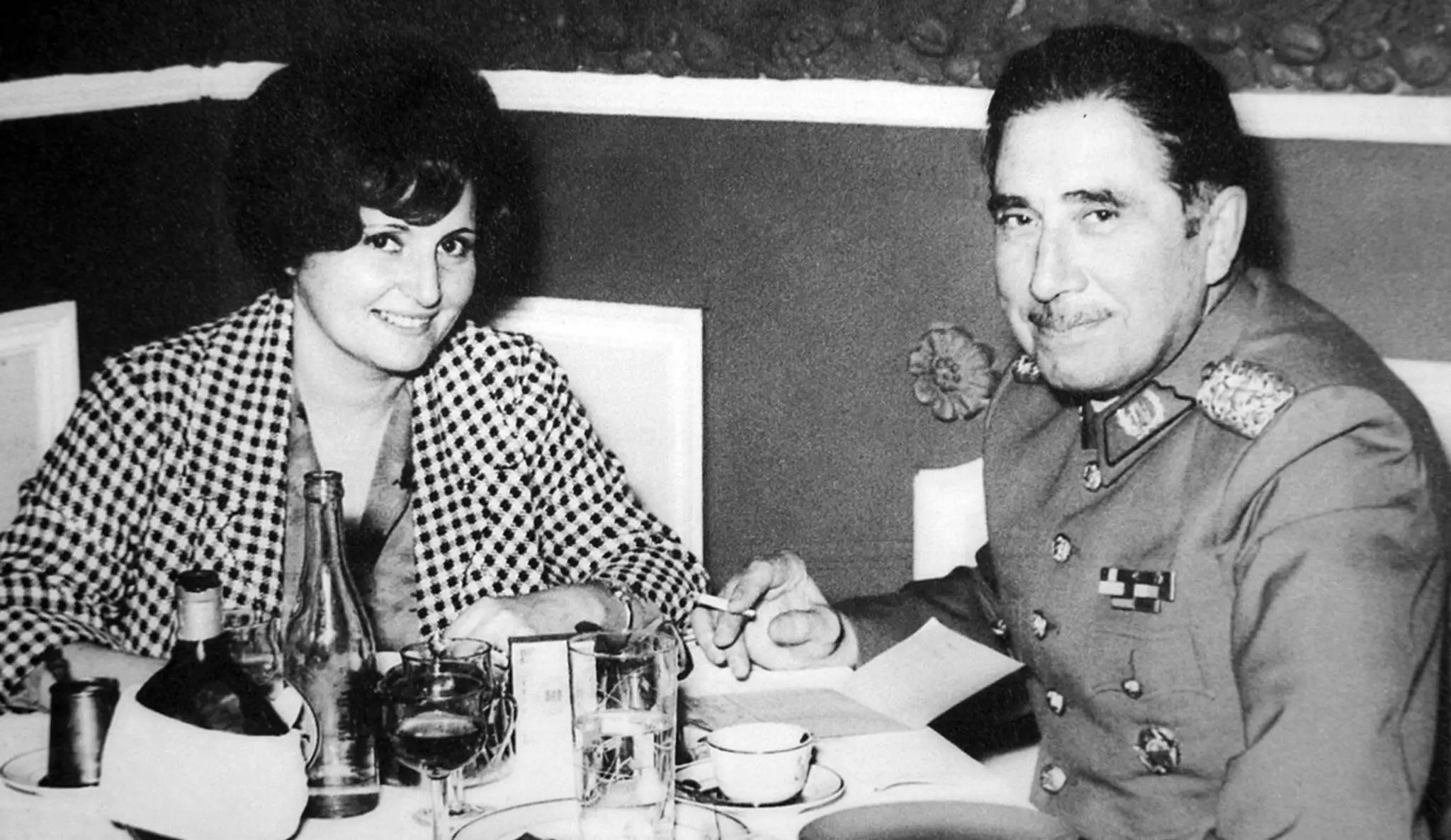 Diktátor Augusto Pinochet s manželkou Lucíou na archívnej snímke z roku 1973.