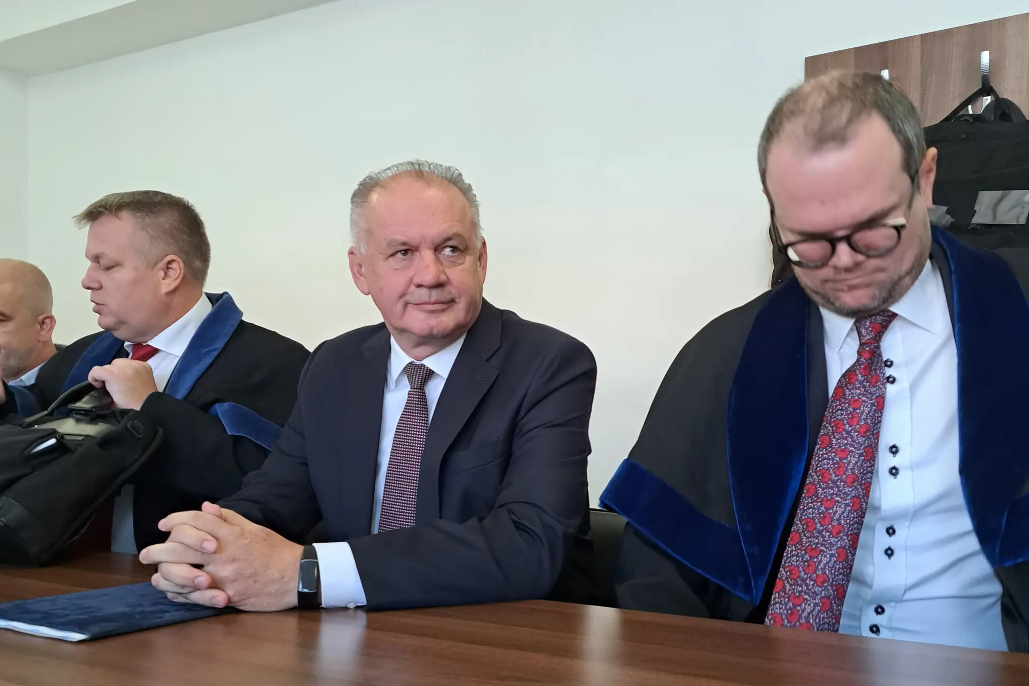 Na snímke vľavo obhajca Patrik Benčík, uprostred Andrej Kiska a vpravo obhajca Peter Kubina.