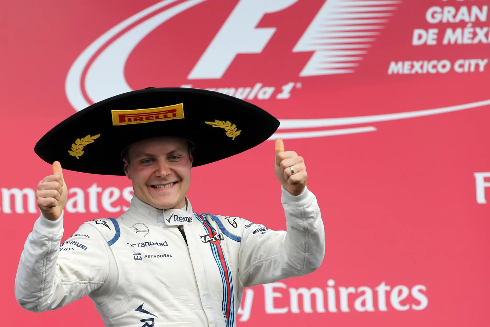 Fínsky jazdec tímu Williams Valtteri Bottas oslavuje tretie miesto na stupňoch víťazov na Veľkej cene Mexika.