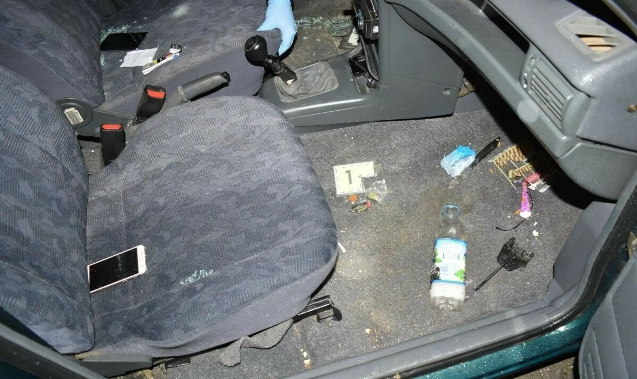 Policajti vykonali aj prehliadku jeho auta.
