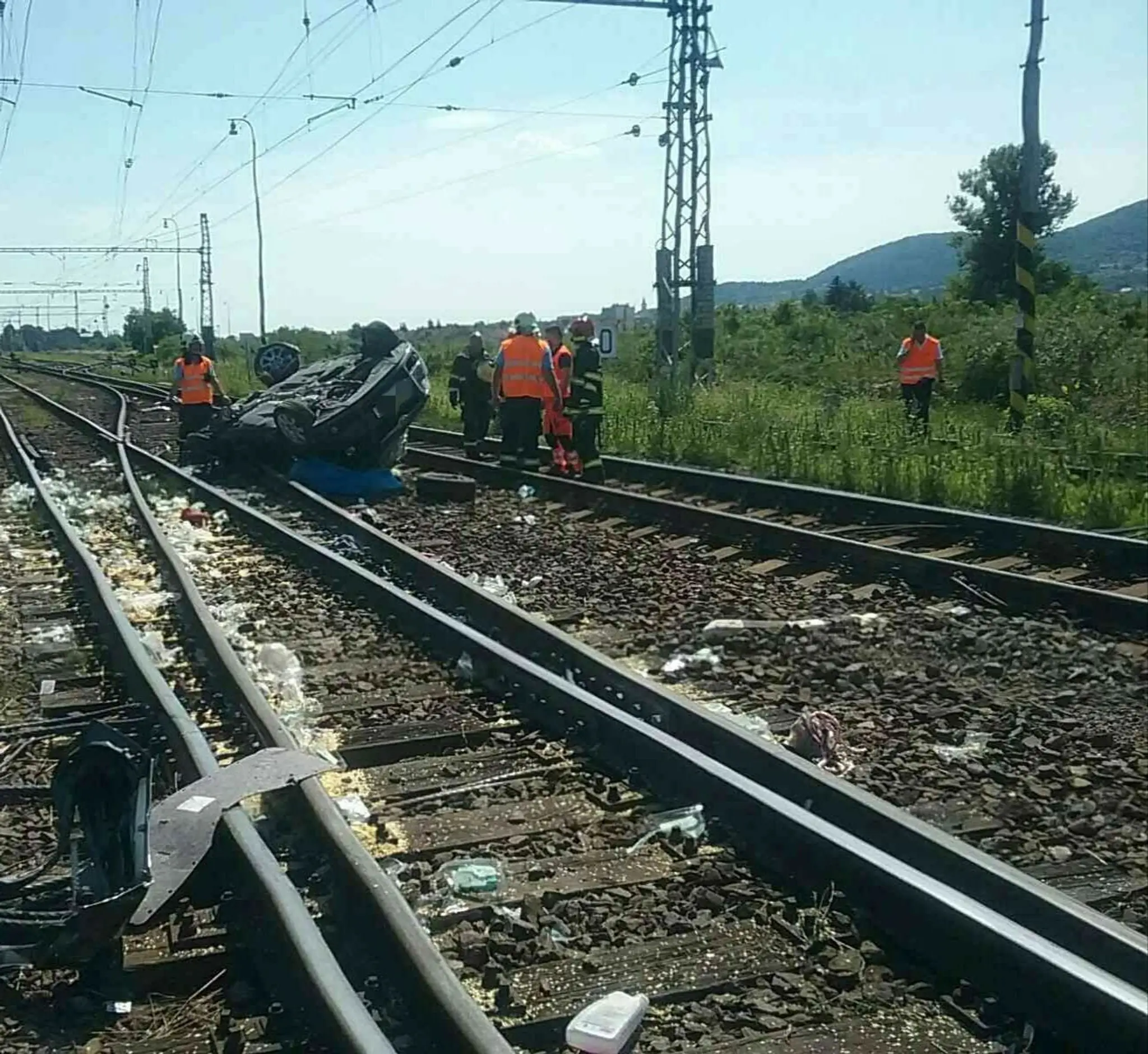 Nehoda vlaku a auta.