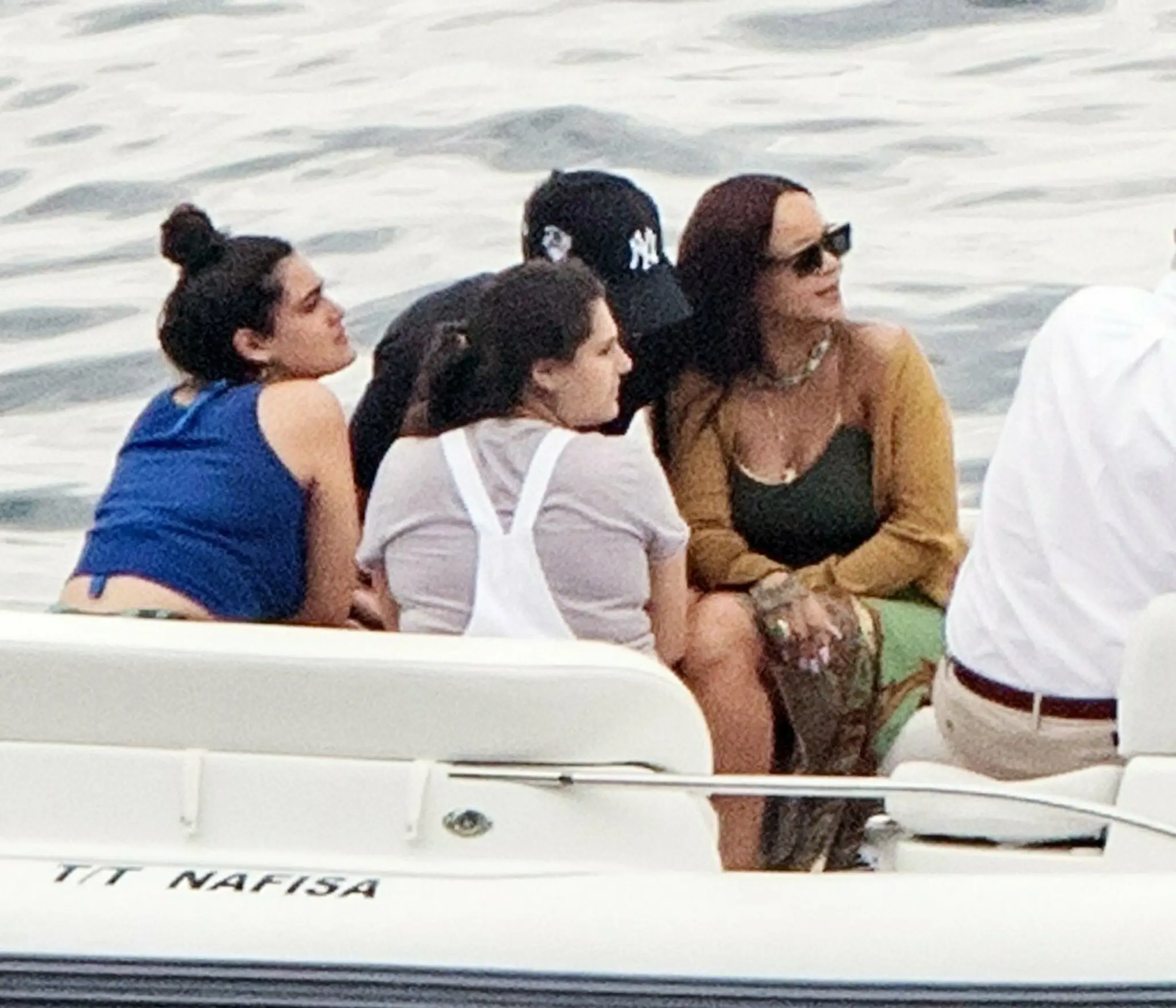 Rihanna s Haasanom a priateľmi.