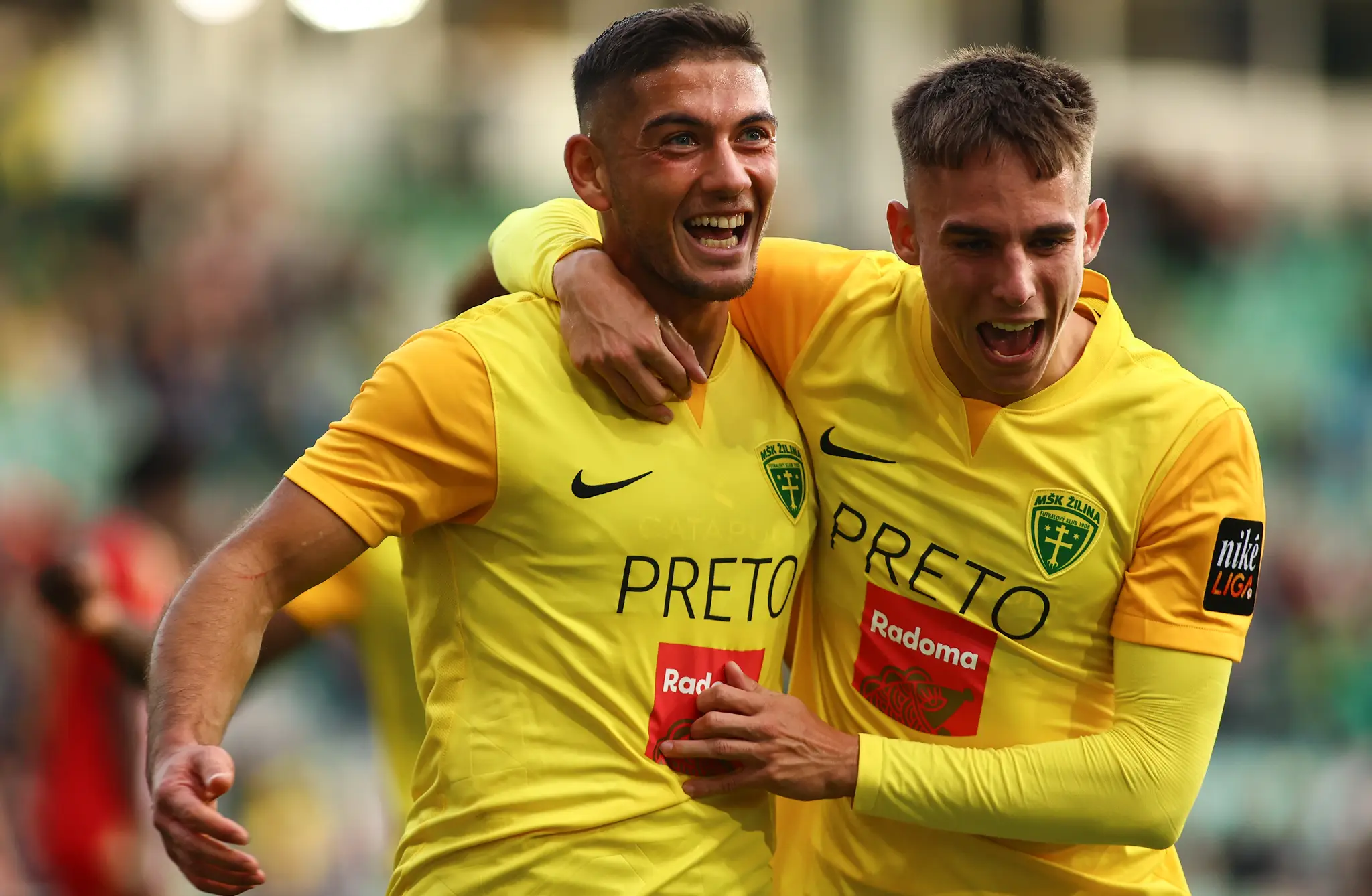 Hráči Žiliny zľava Kristián Bari a Mário Sauer sa tešia z gólu v 11. kole Niké ligy proti Banskej Bystrici.