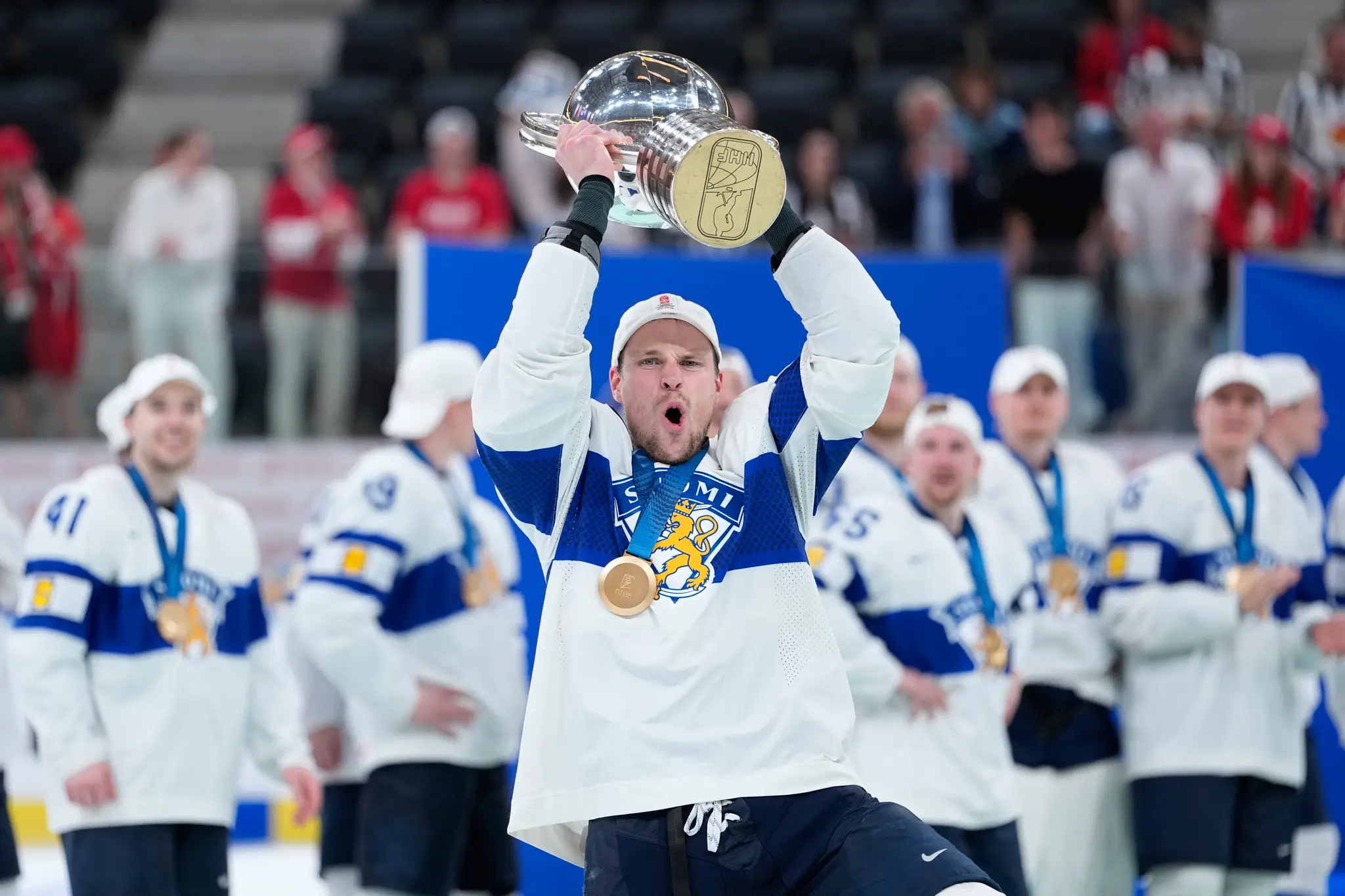 Fínski hokejisti oslavujú titul na MS v hokeji 2026