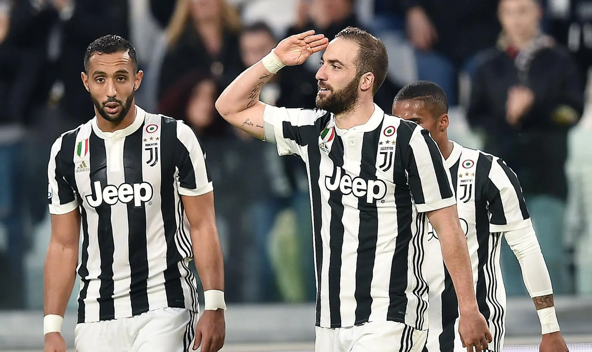 Gonzalo Higuaín (druhý sprava) z Juventusu oslavuje gól v sieti Atalanty.