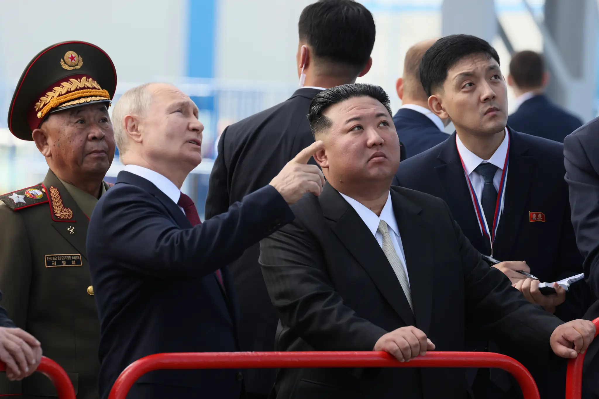 Ruský prezident Vladimir Putin a severokórejský líder Kim Čong-un si prezerajú odpaľovaciu rampu počas ich stretnutia na kozmodróme.