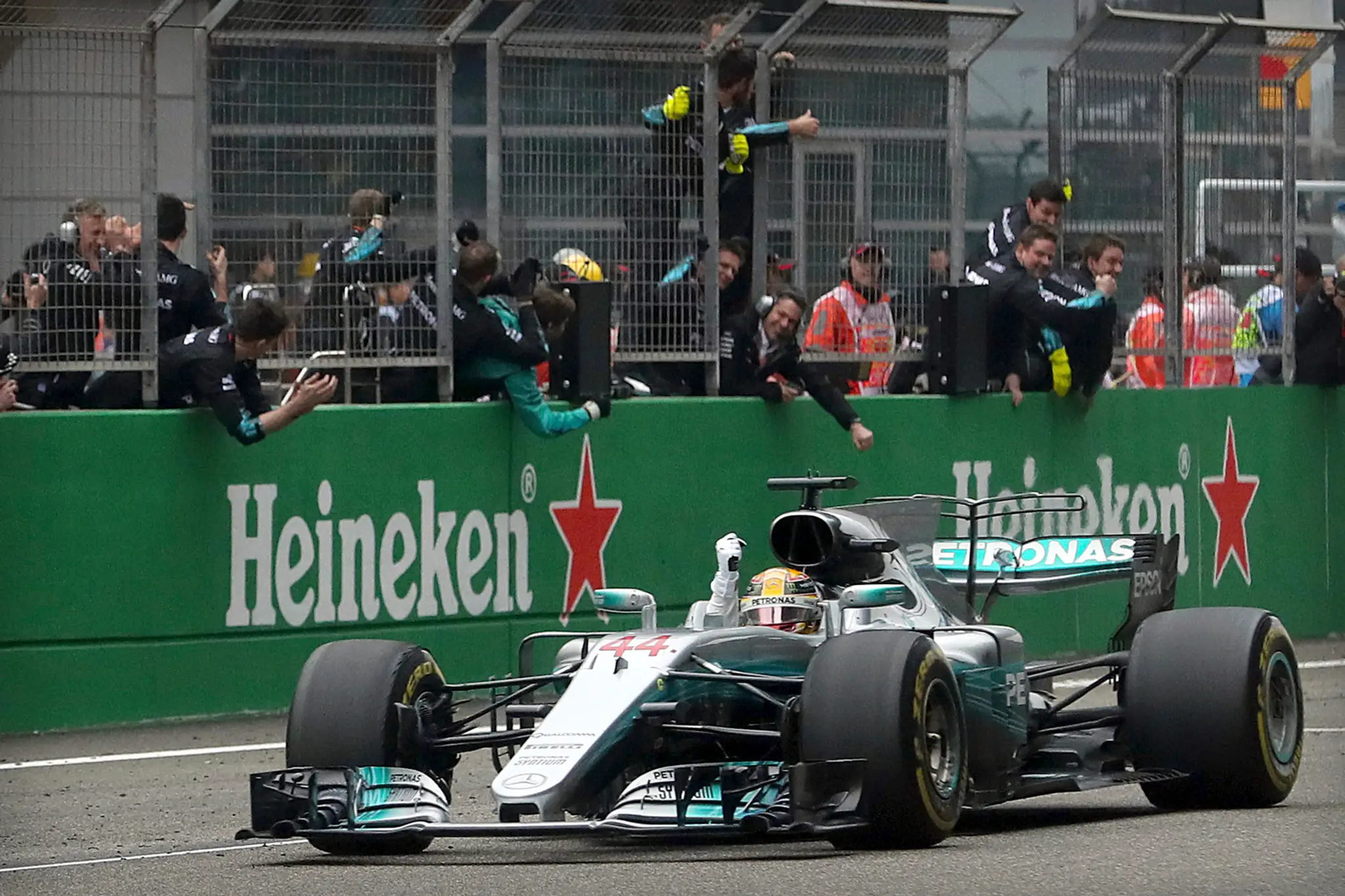 Britský pilot Mercedesu Lewis Hamilton