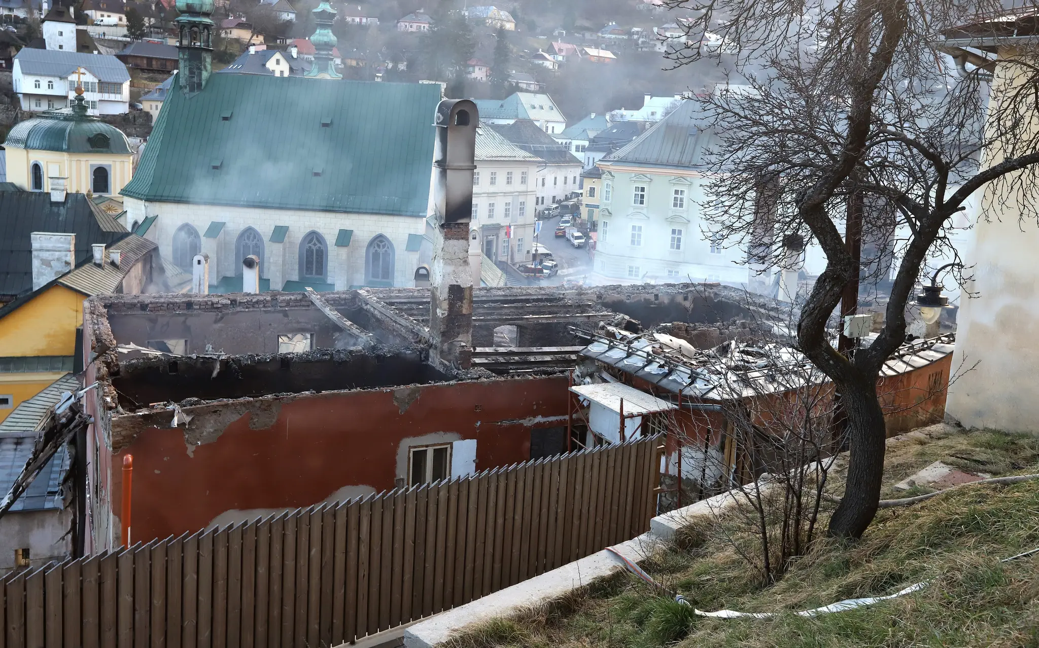 Zničené budovy po požiari v Banskej Štiavnici.