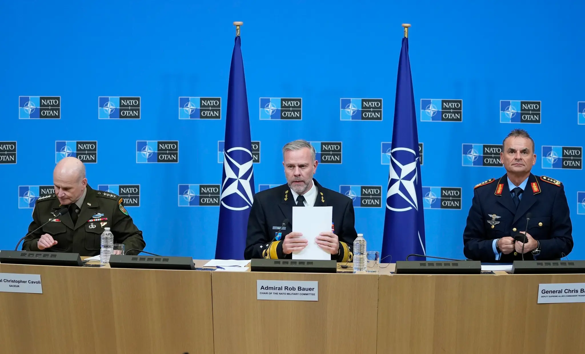 Na snímke v strede predseda Vojenského výboru NATO admirál Rob Bauer.
