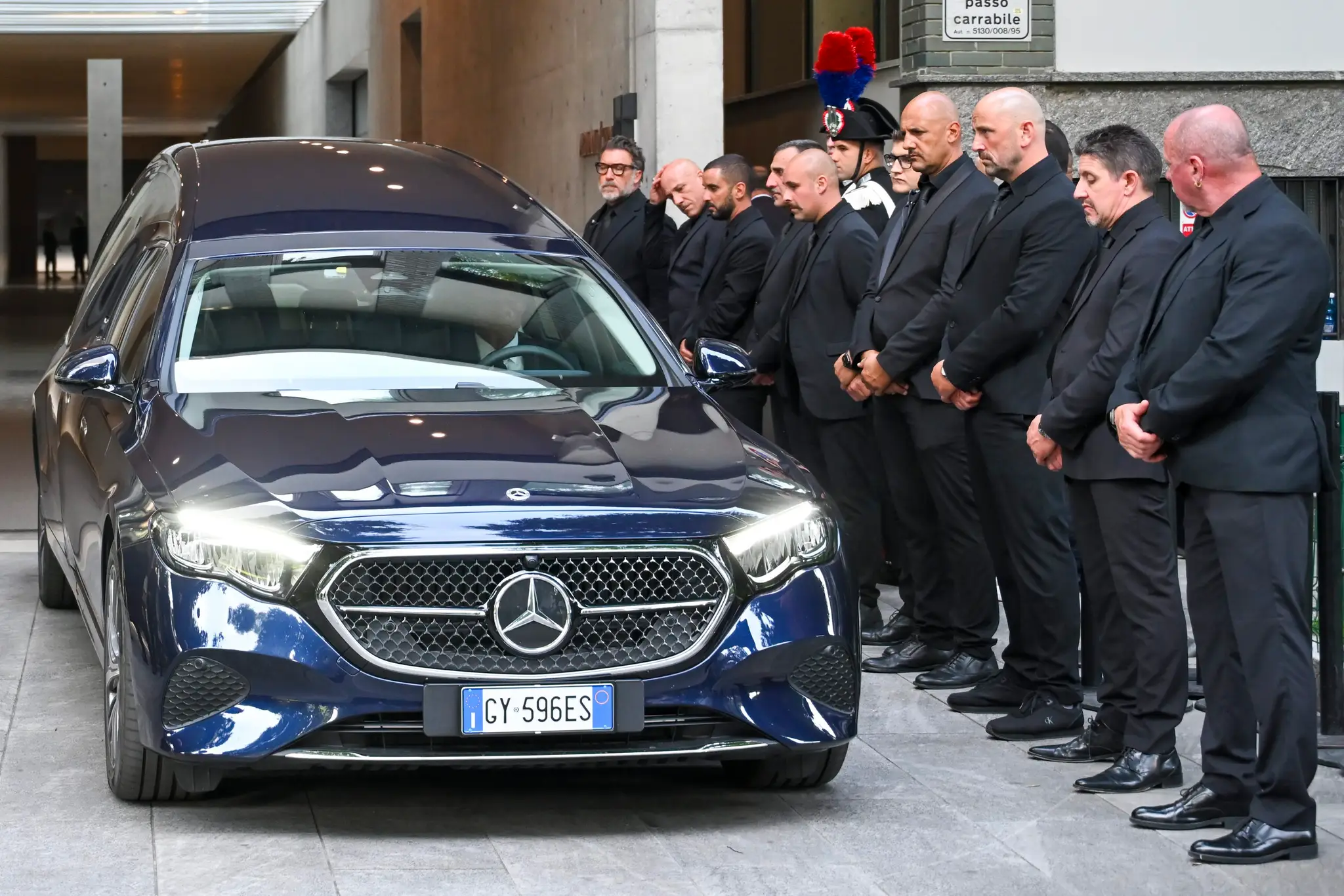 Posledné zbohom velikánovi. Poctu mu prišli vzdať tisíce ľudí