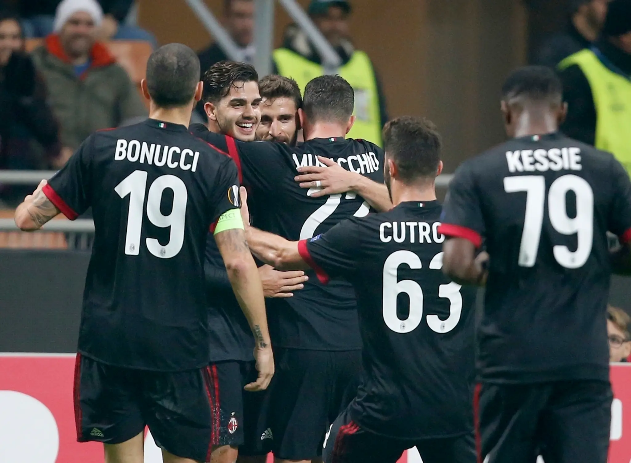 Nadšení hráči Slavie Praha po góle v dueli EL na pôde Hapoelu Tel Aviv.