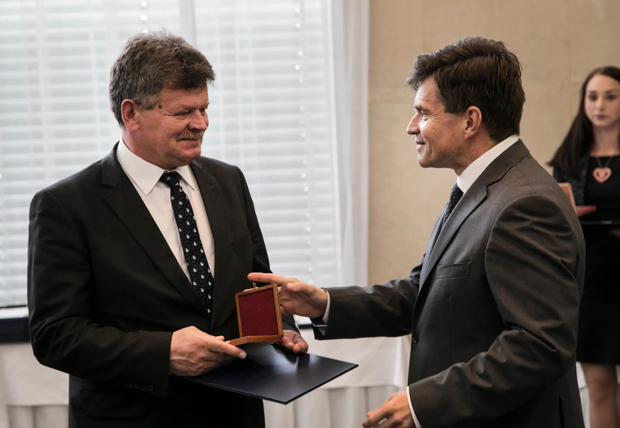 Peter Plavčan odovzdáva ocenenie Veľká medaila sv. Gorazda Pavlovi Ondekovi.