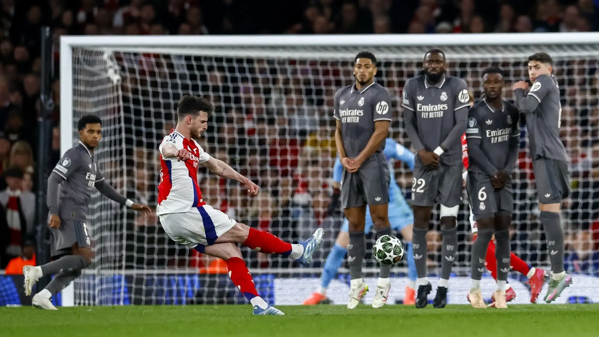Declan Rice zahráva svoj geniálny priamy kop.