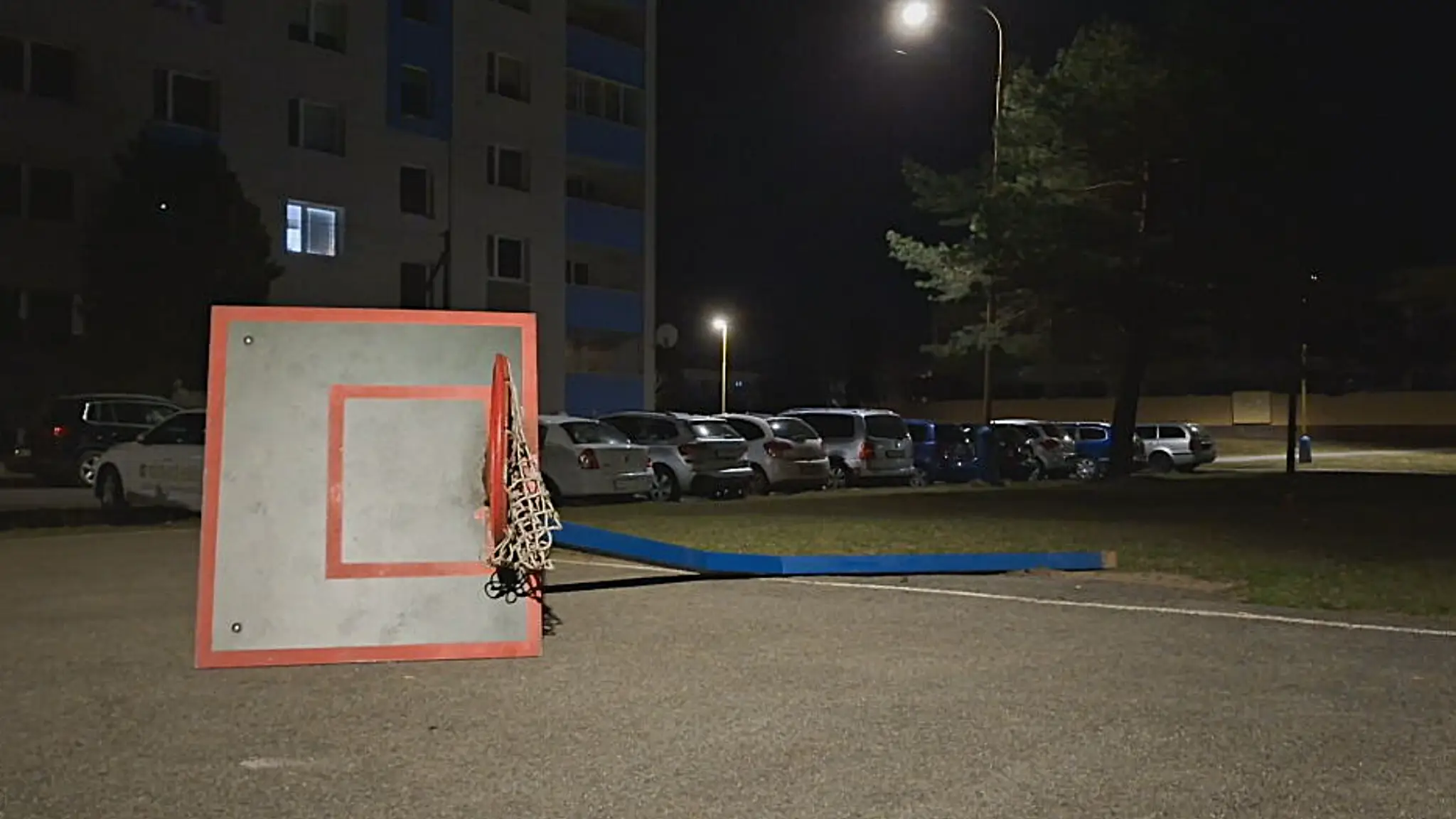 Na mladíka na ihrisku spadla celá basketbalová konštrukcia. 