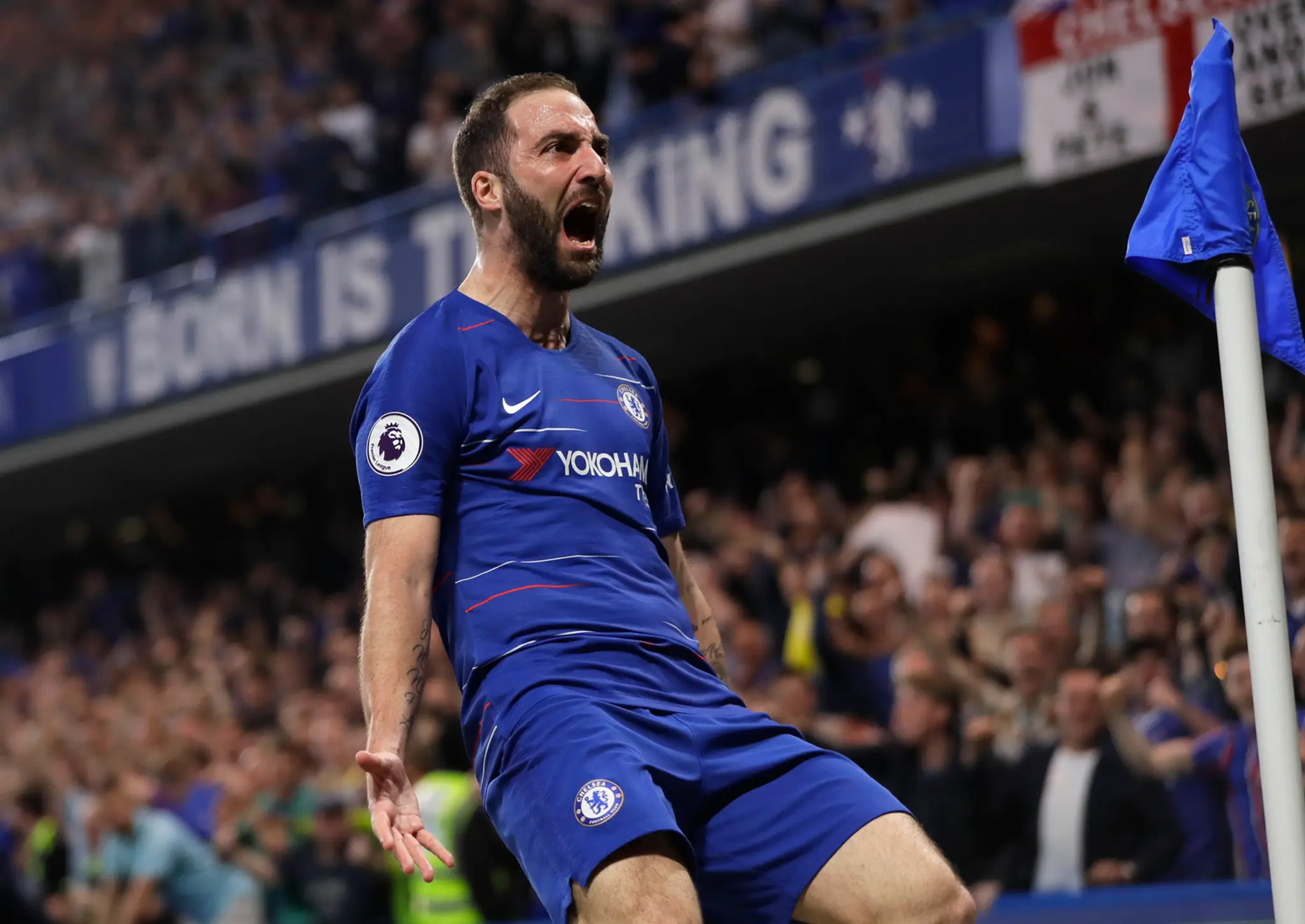 Gonzalo Higuaín z Chelsea Lonfýn oslavuje gól proti Burnley.