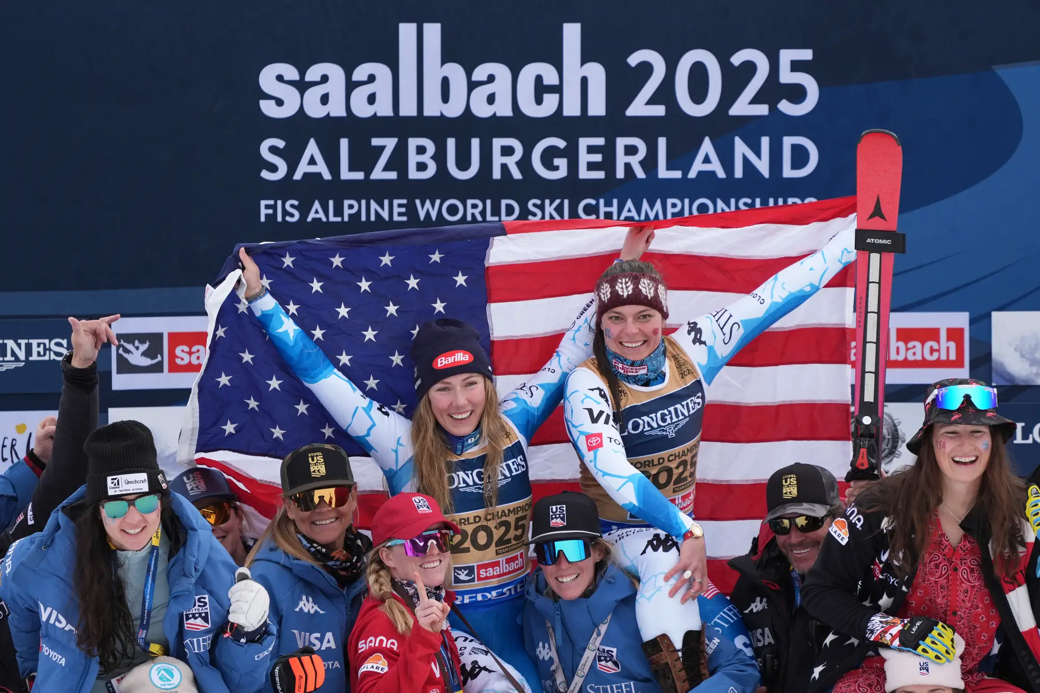 Americké lyžiarky Mikaela Shiffrinová (hore vľavo) a Breezy Johnsonová (hore vpravo) oslavujú na pódiu