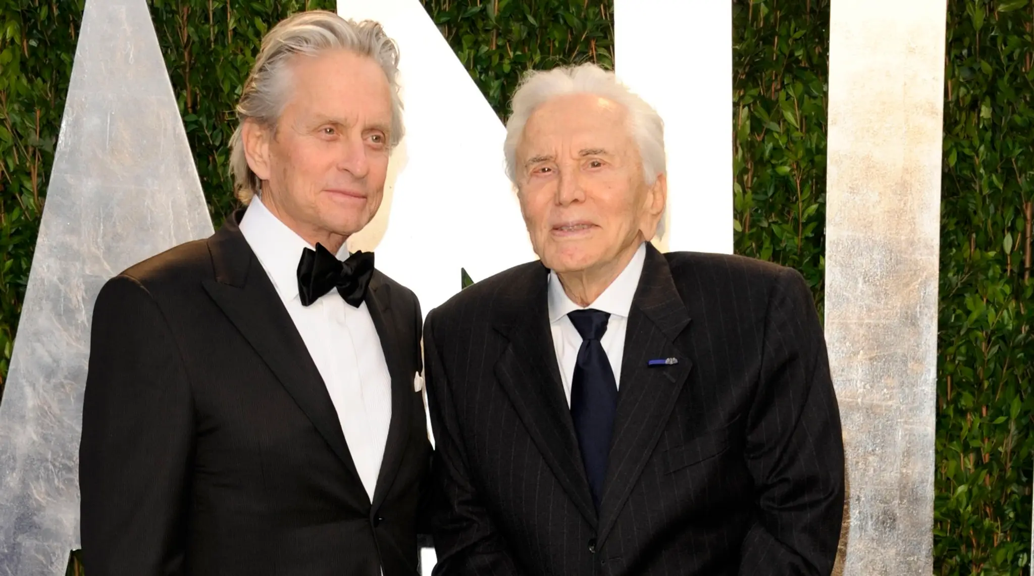 Michael Douglas (vľavo) a jeho otec Kirk Douglas prichádzajú na oscarový večierok Vanity Fair Oscar. (archív 2012)