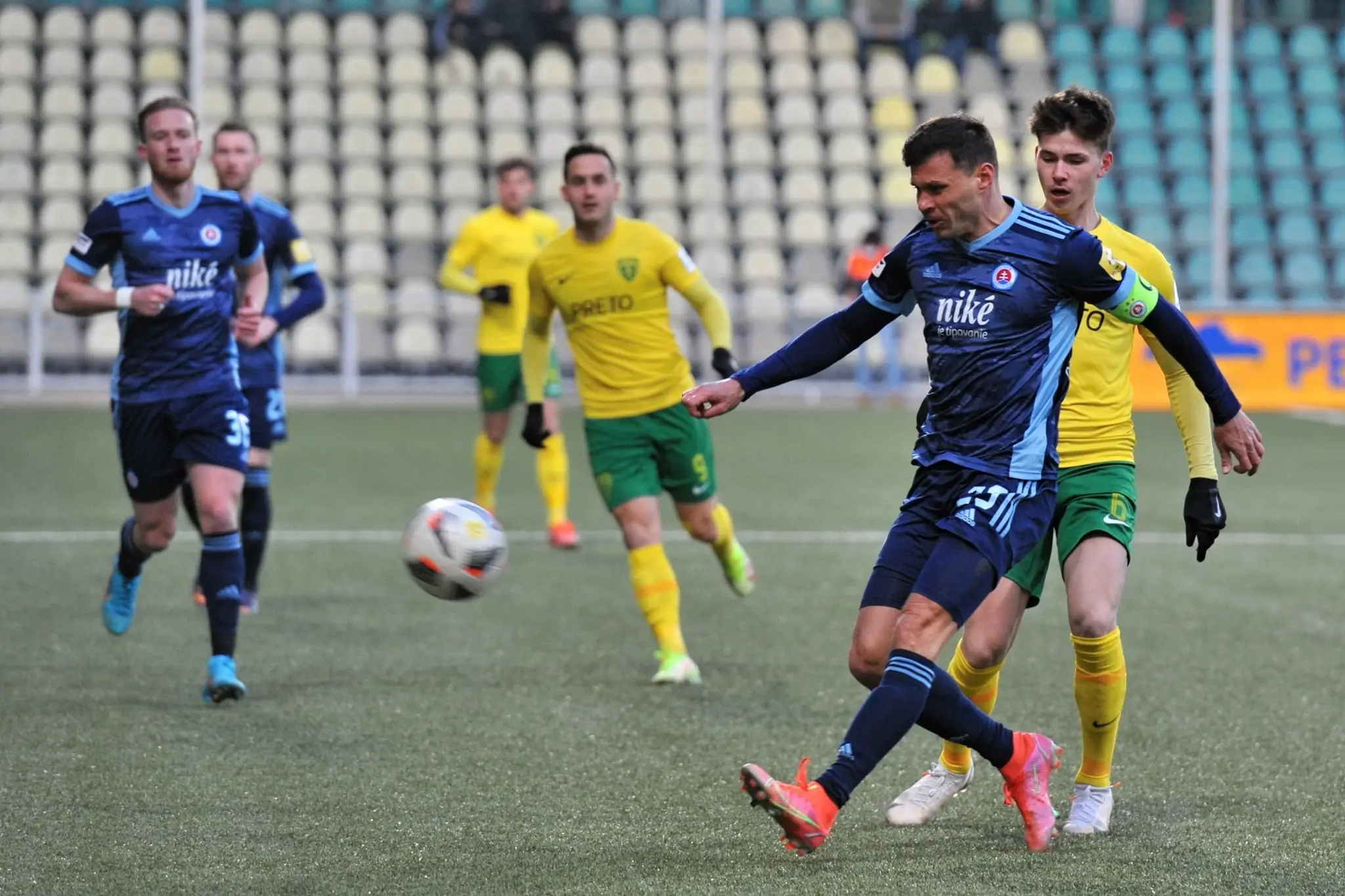 Vasil Božikov pri lopte v zápase Žilina Slovan.