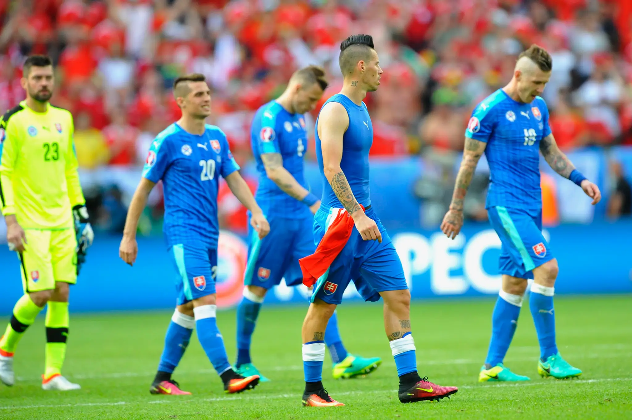 Sklamaní slovenskí hráči po prehre s Walesom v ich úvodnom zápase na ME vo Francúzsku.