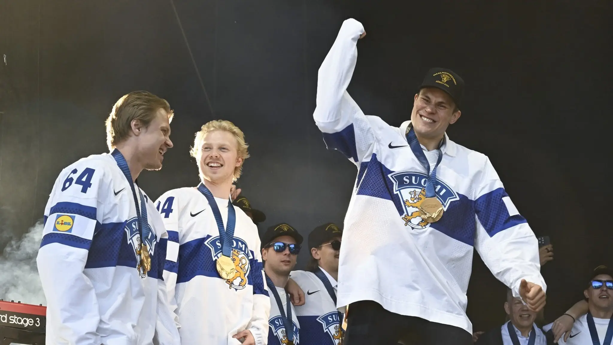 Puljujärvi (uprostred) počas osláv titulu MS