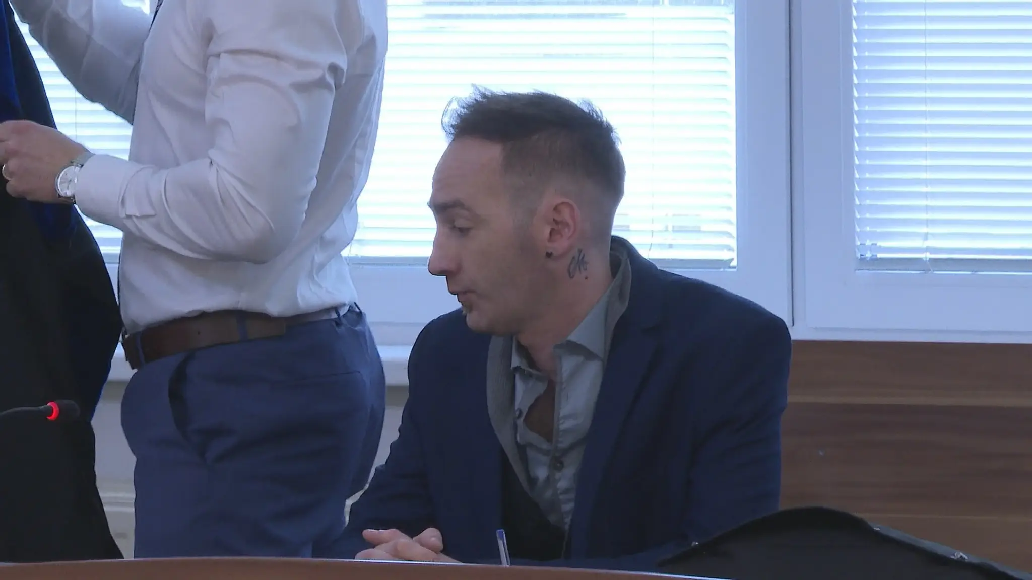 Obžalovaný herec pred súdom v roku 2023