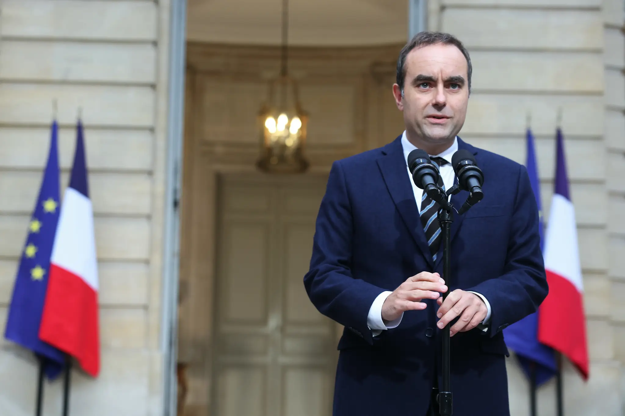 Francúzsky premiér Sébastien Lecornu počas vyhlásenia pred kolami rozhovorov o zostavení novej vlády v Paríži v piatok 3. októbra 2025.