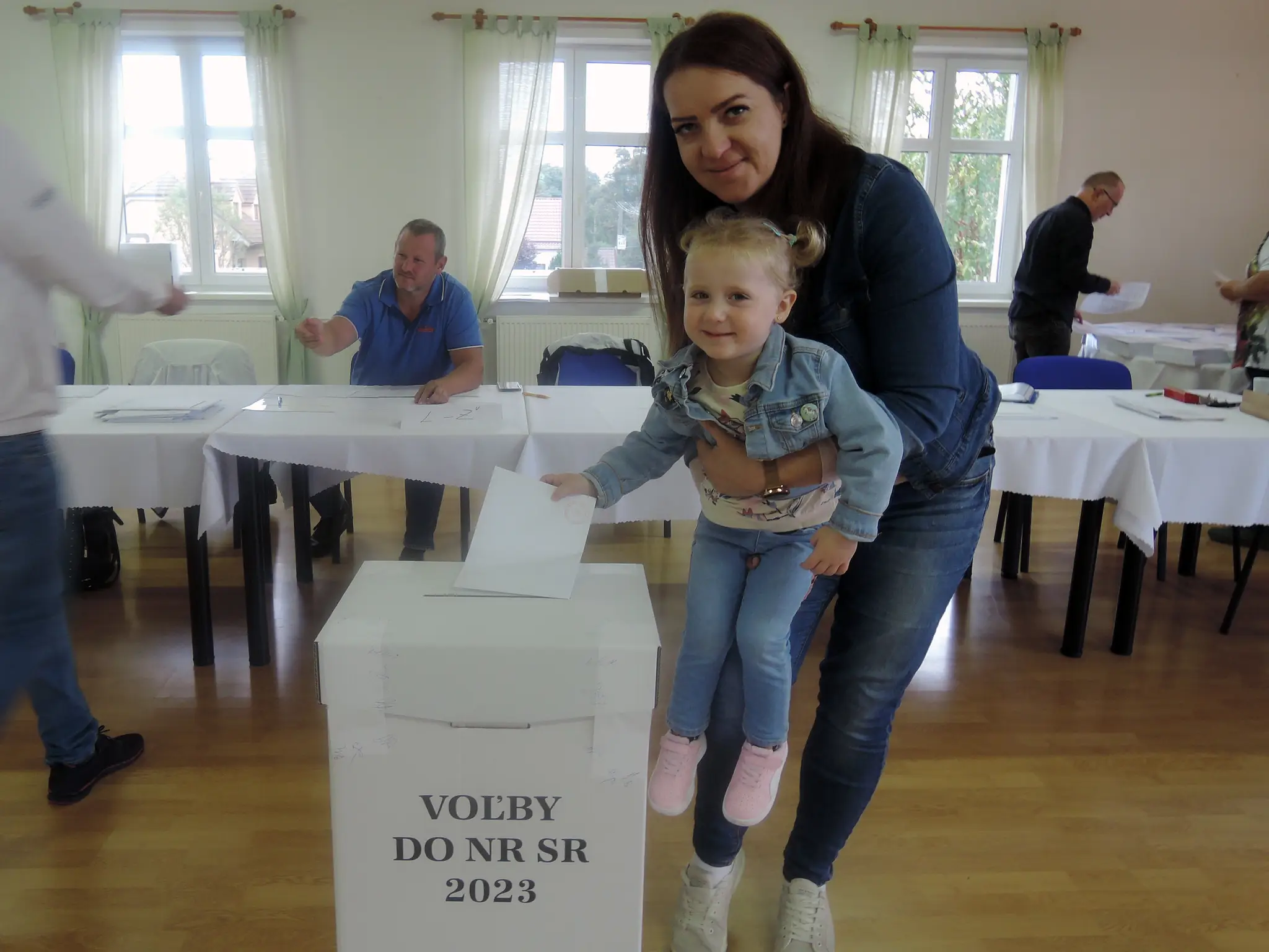 Voliči v jednej z volebných miestností v Miloslave.