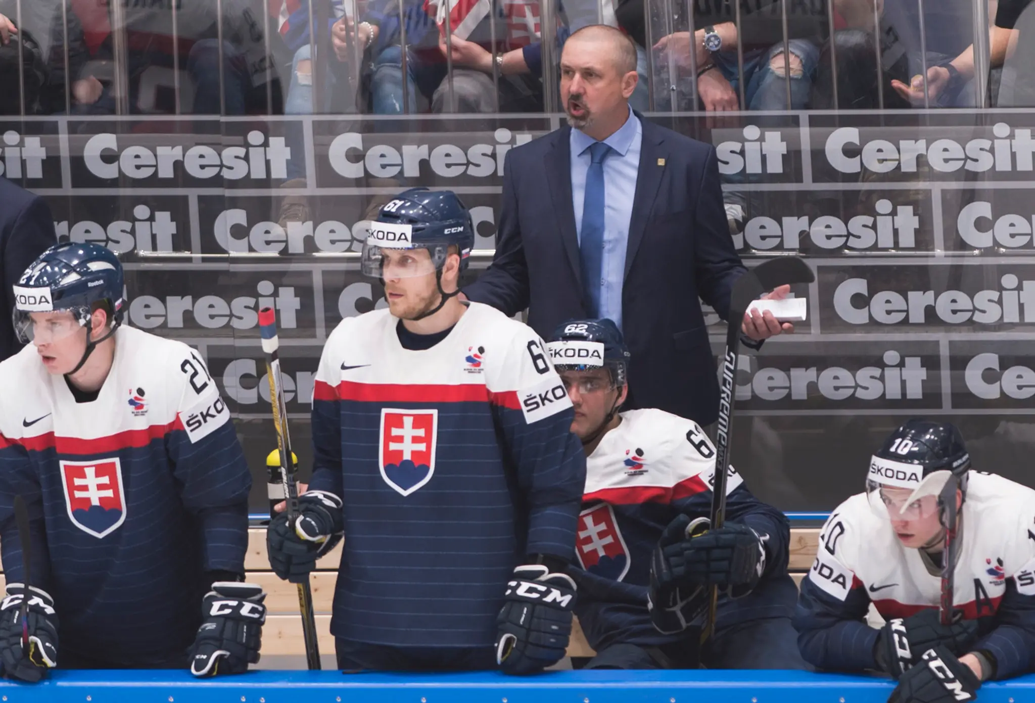 Tréner Zdeno Cíger, zľava na striedačke Peter Cehlárik, Marek Bartánus, Christian Jaroš a Martin Réway.