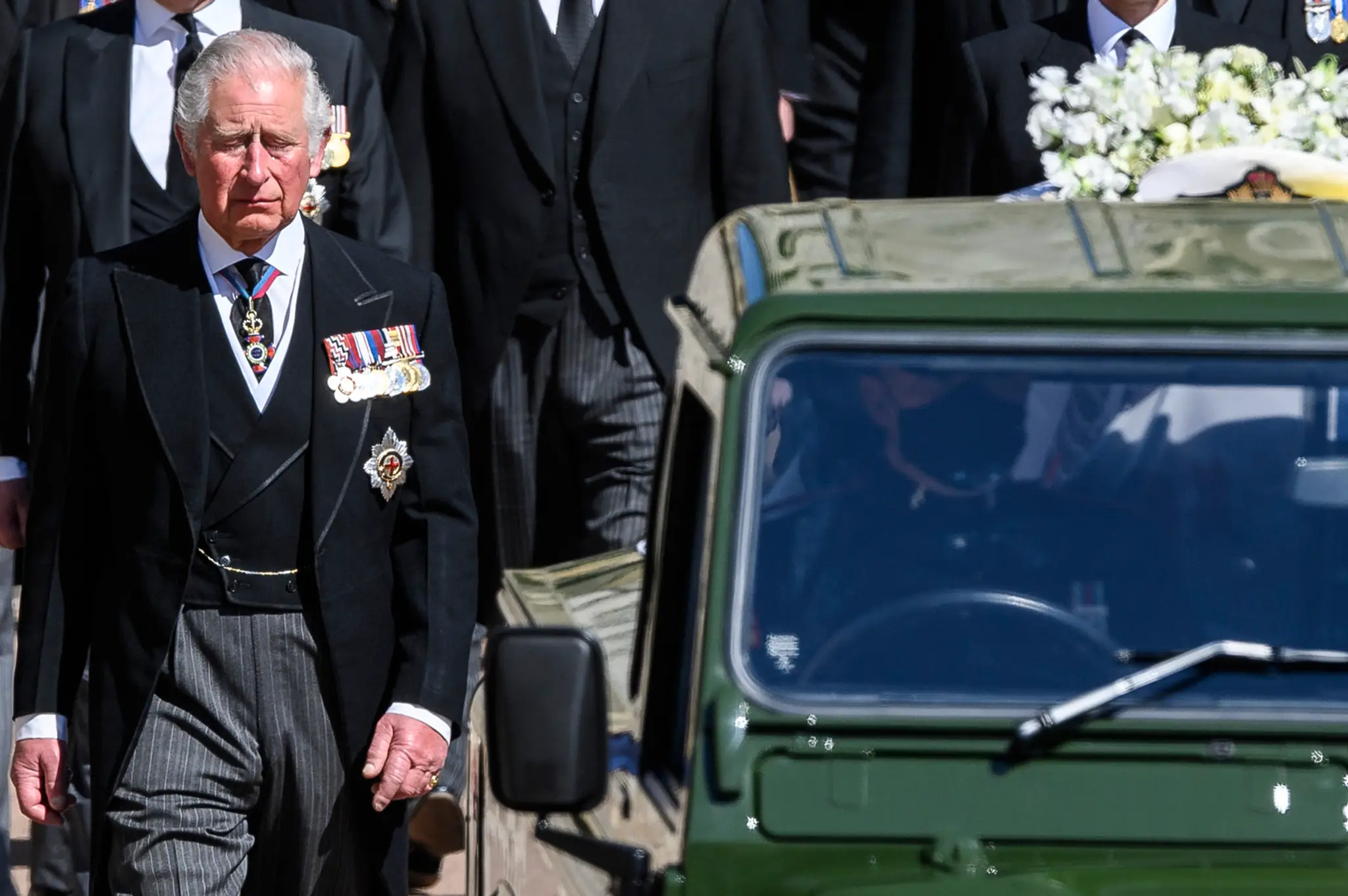 Princ Charles odprevádza svojho otca na poslednej ceste