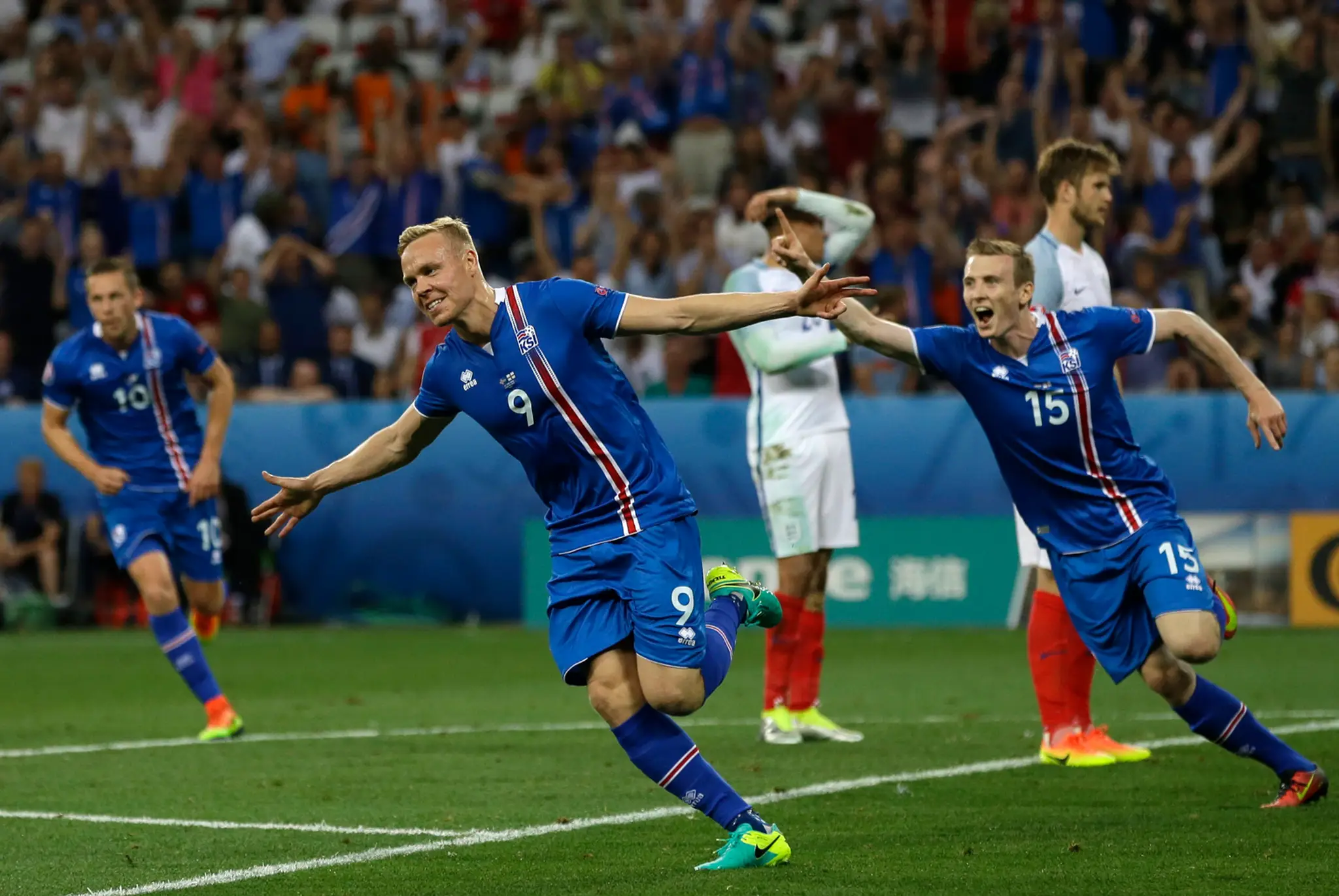 Hráč Islandu Kolbeinn Sigthorsson oslavuje druhý gól do bránky Anglicka počas ME.