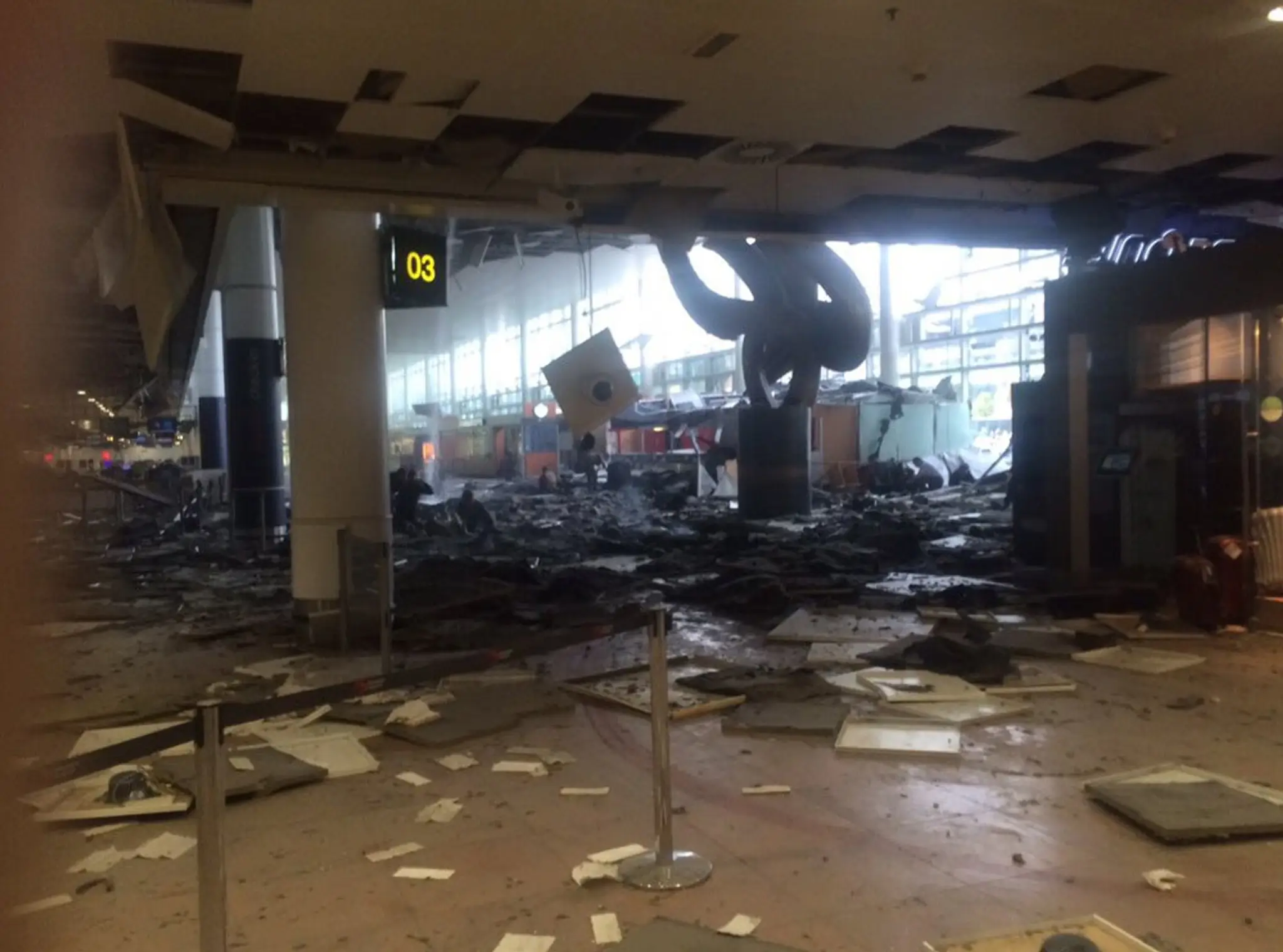 Odbavovacia hala bezprostredne po výbuchu bomby na bruselskom letisku Zaventem.