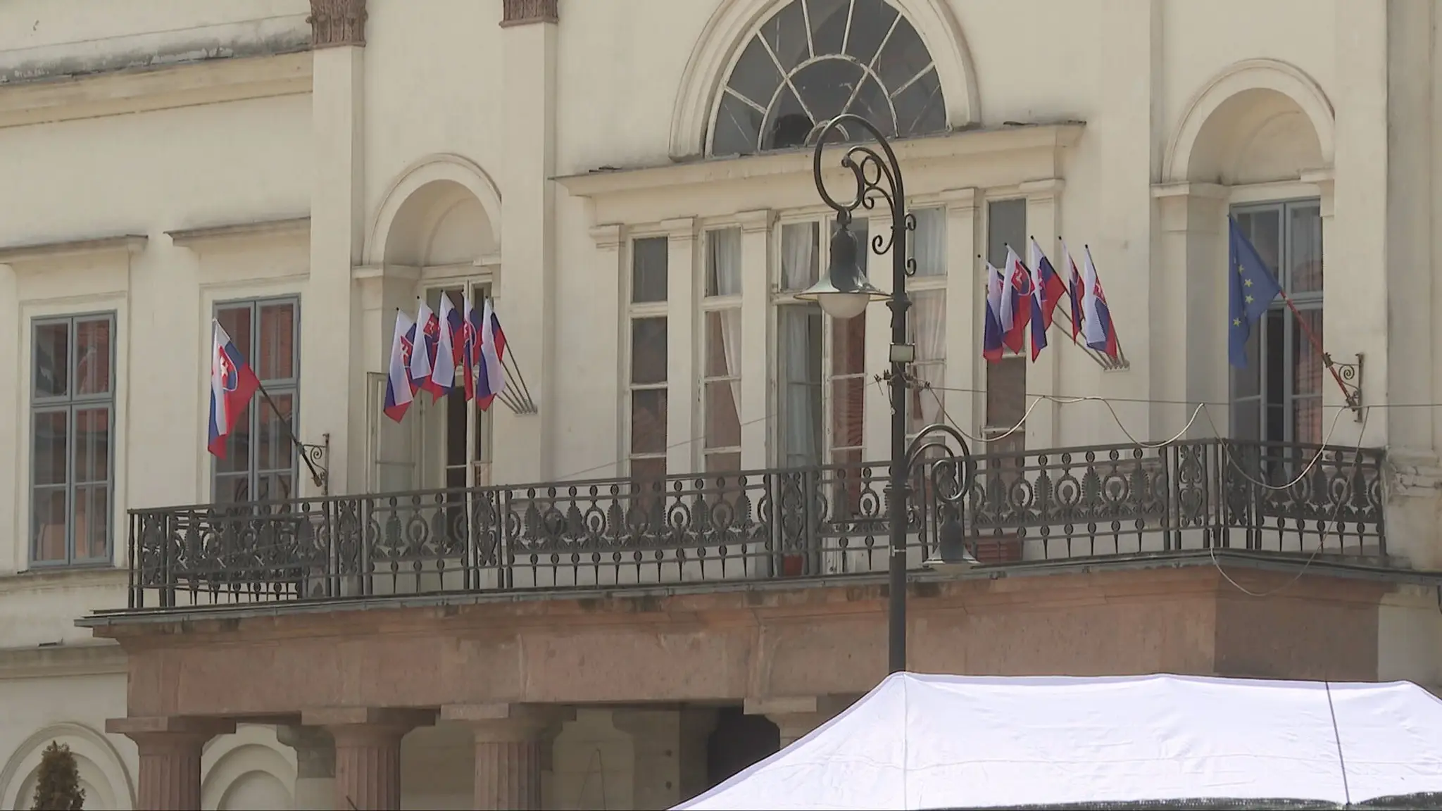 Vlajky na budove patriacej pod ministerstvo kultúry