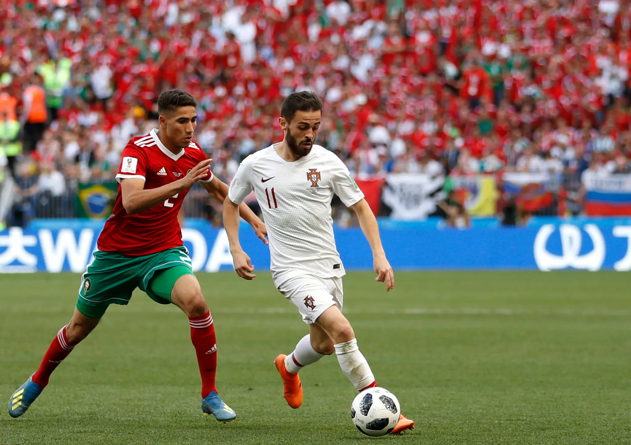 Marocký bek Achraf Hakimi (vľavo) sa snaží zastaviť Portugalčana Bernarda Silvu v dueli na MS 2018.