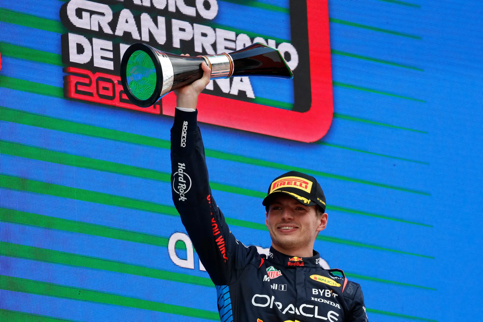 Max Verstappen s trofejou za víťazstvo na VC Španielska.
