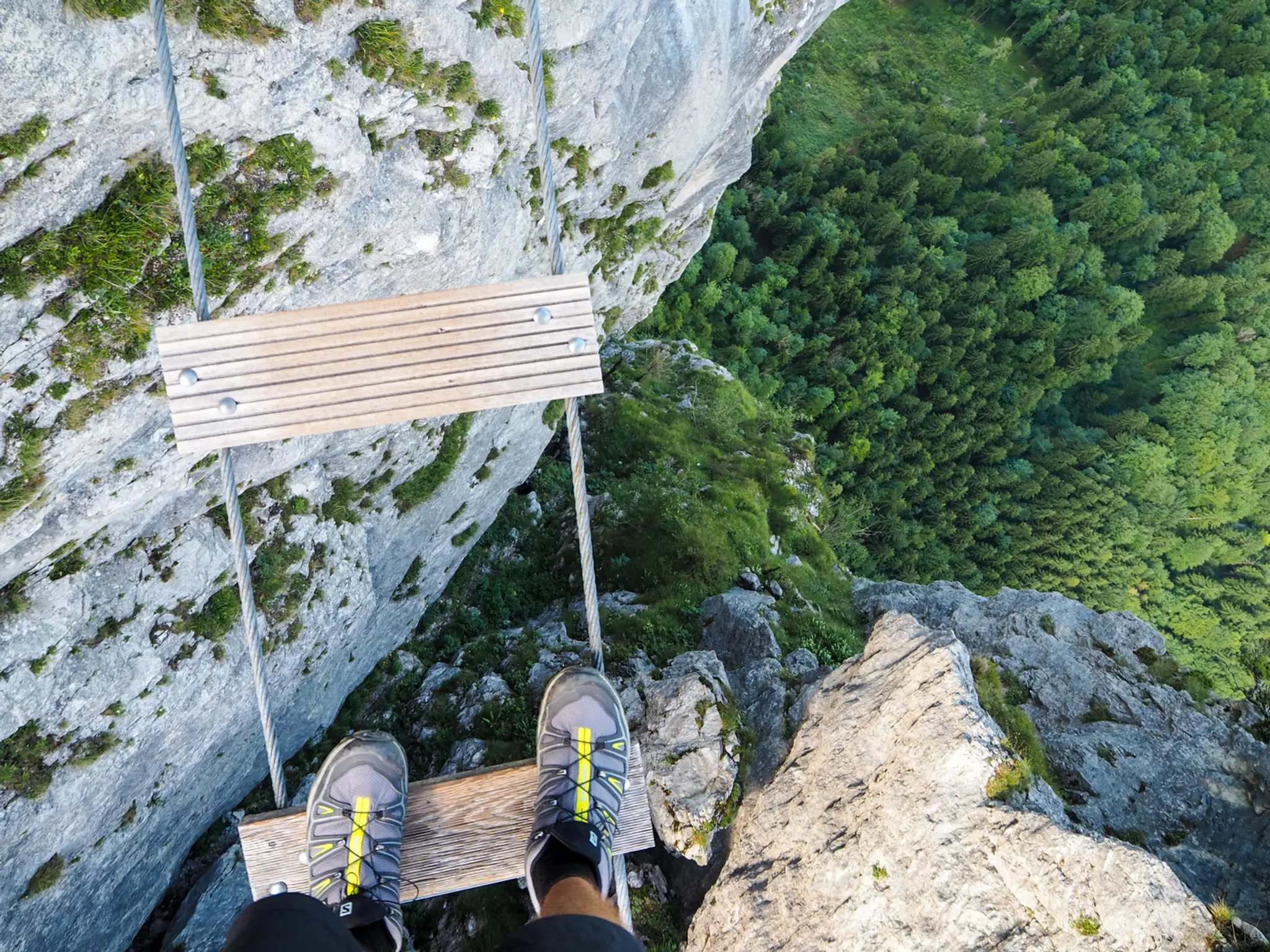 Náročná turistika na horu Drachenwand v rakúskych Alpách