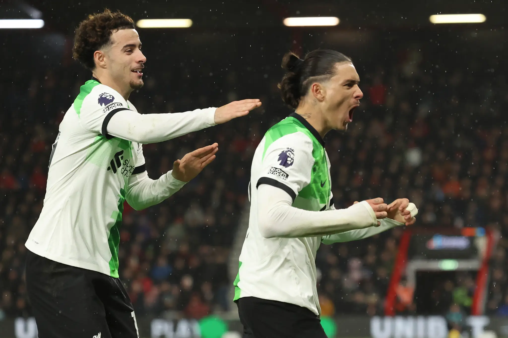 Futbalista Darwin Nunez (vpravo) z Liverpoolu sa raduje 