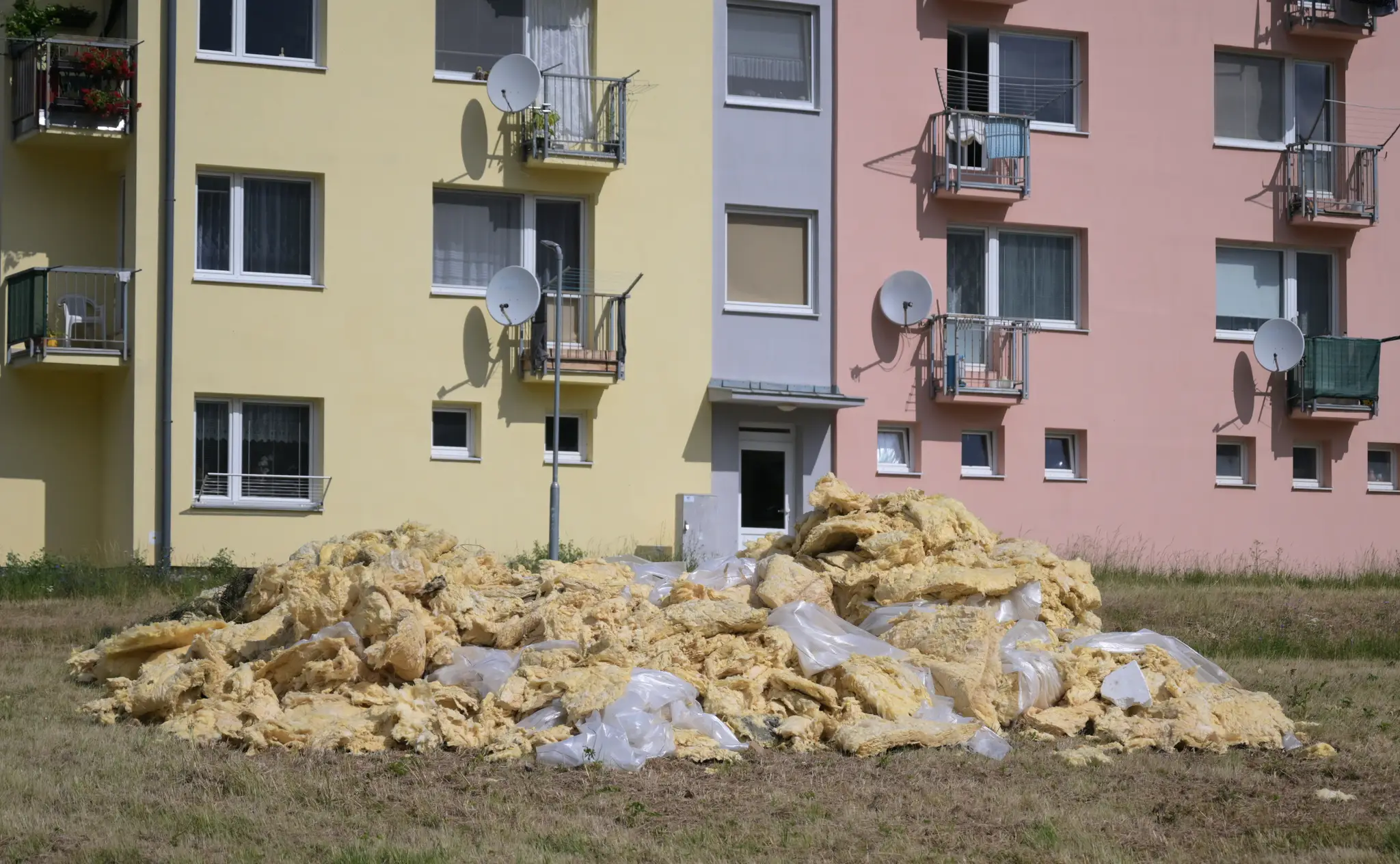 Na snímke tepelná izolácia zo zničenej strechy v Gelnici po veternej smršti.