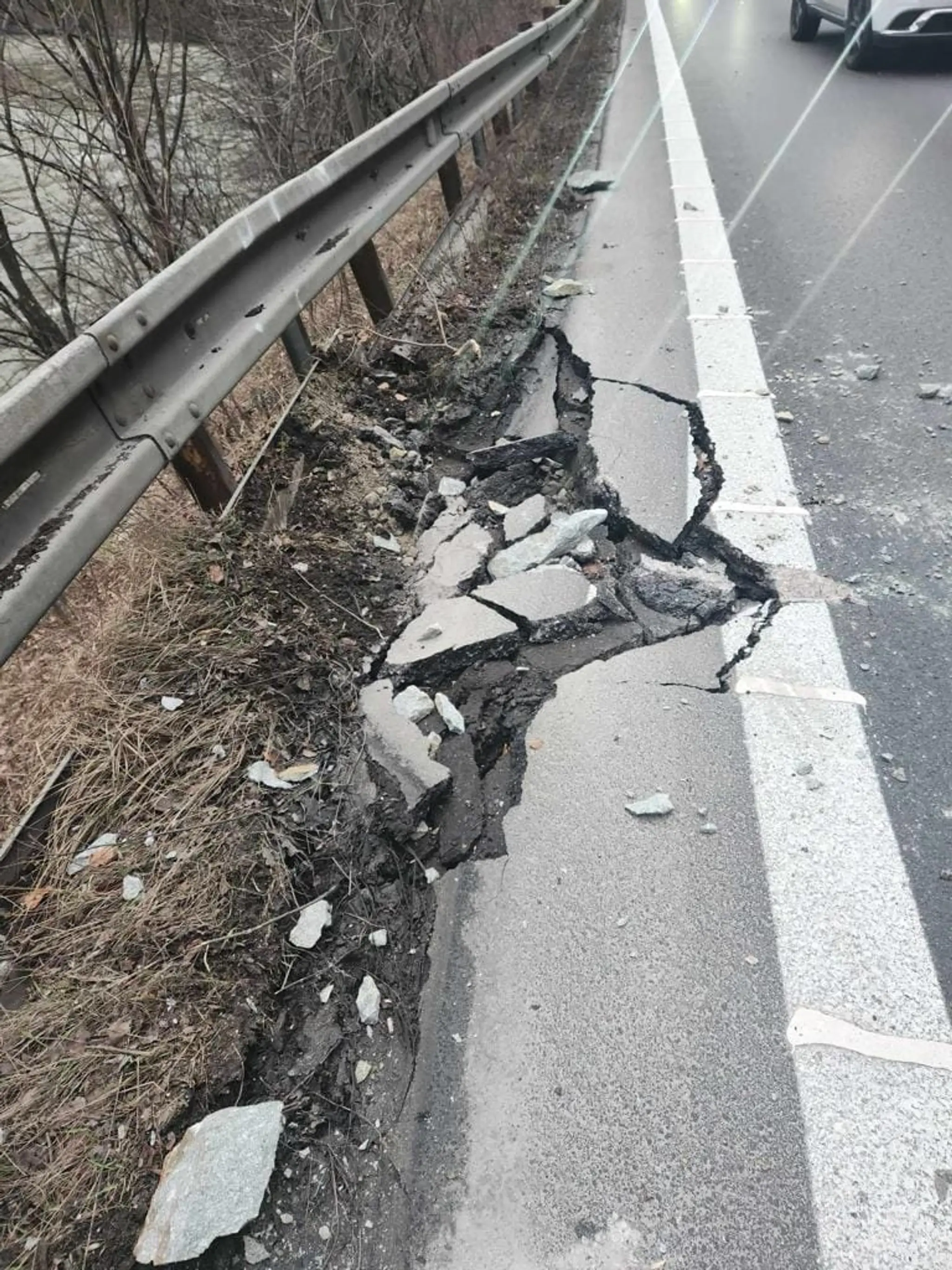 Poškodená cesta pod Strečnom.