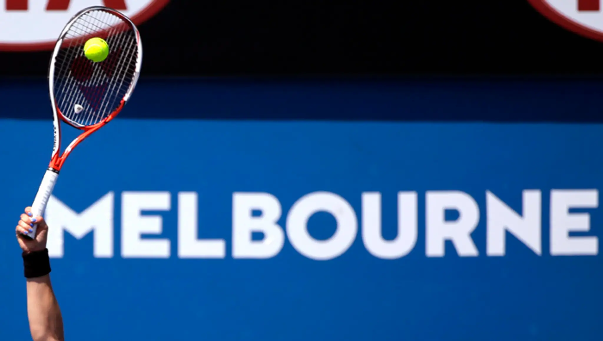 Osem zo 16 podozrivých hráčov teraz štartuje na úvodnom grandslamovom turnaji roka Australian Open v Melbourne.