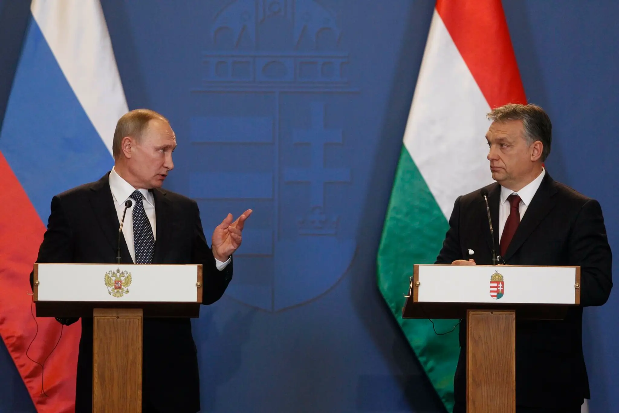 Ruský prezident Vladimir Putin (vľavo) a maďarský premiér Viktor Orbán. 