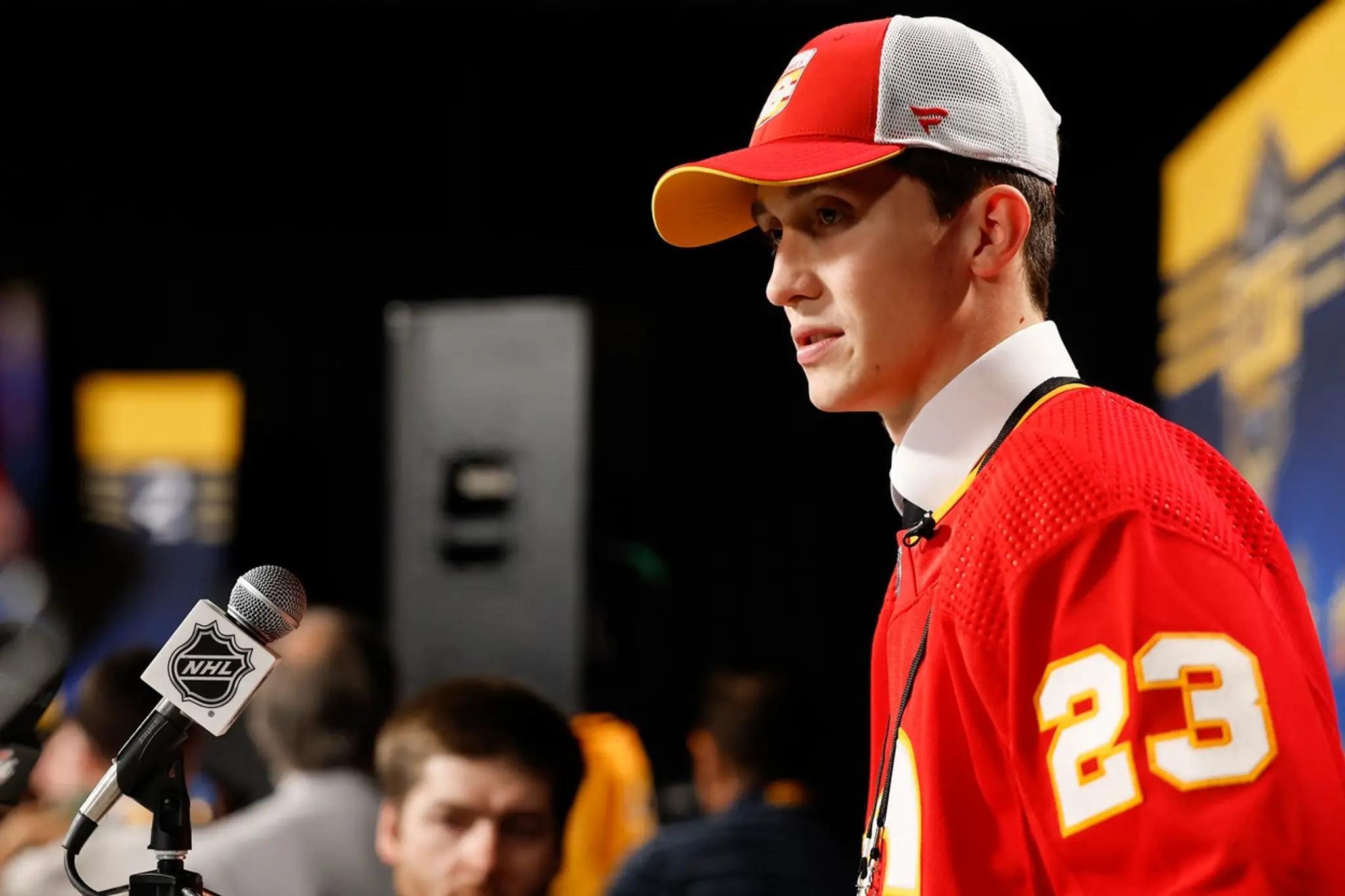 Samuel Honzek hovorí pred médiami po tom, ako si ho na NHL drafte 2023 vybralo Calgary.