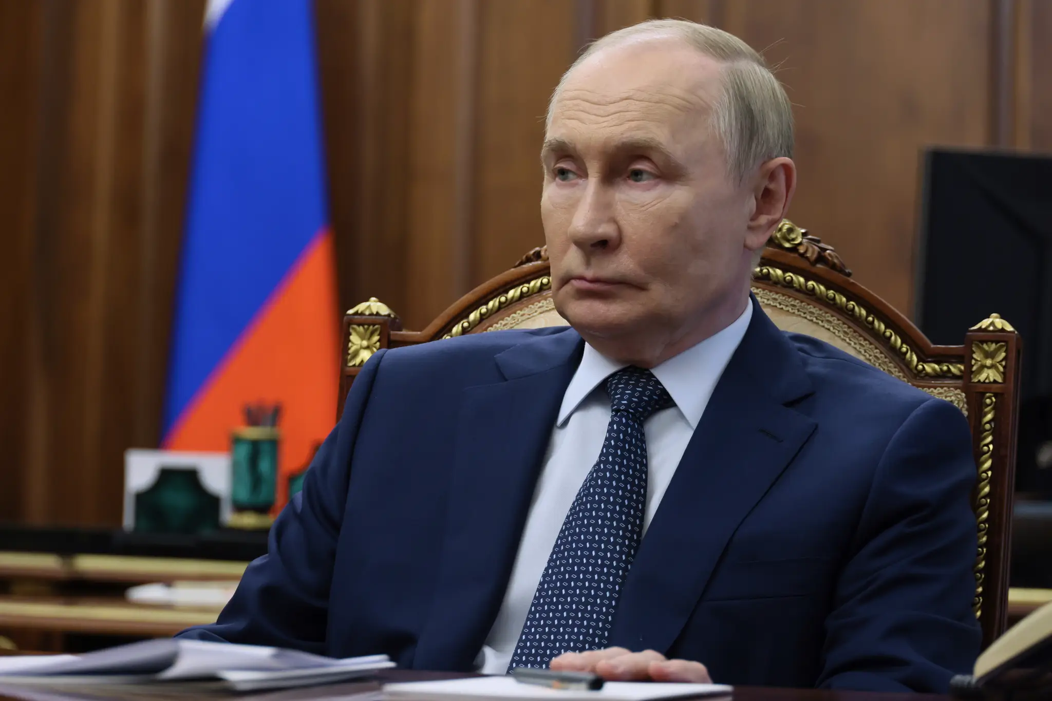 Ruský prezident Vladimir Putin počúva predsedu ruskej štátnej Dumy Vjačeslava Volodina.