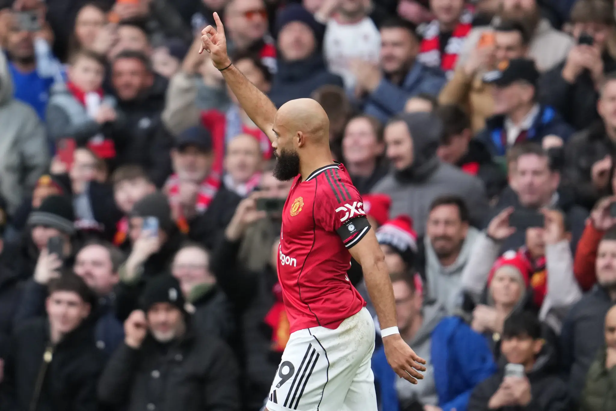 Hráč Manchestru United Bryan Mbeumo sa teší z gólu.