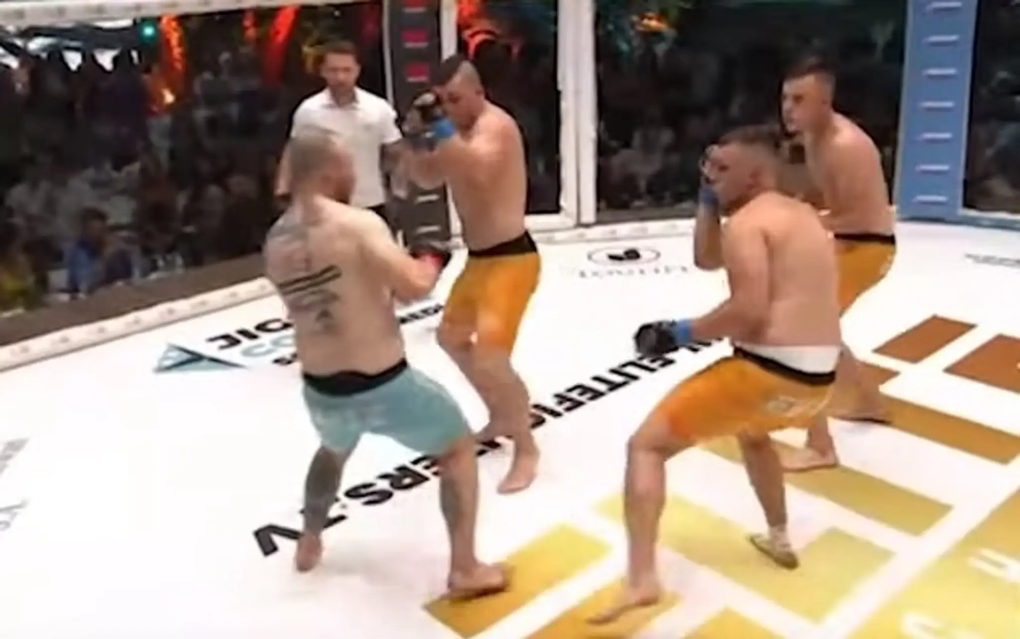 MMA bojovník si trúfol na troch súperov naraz.