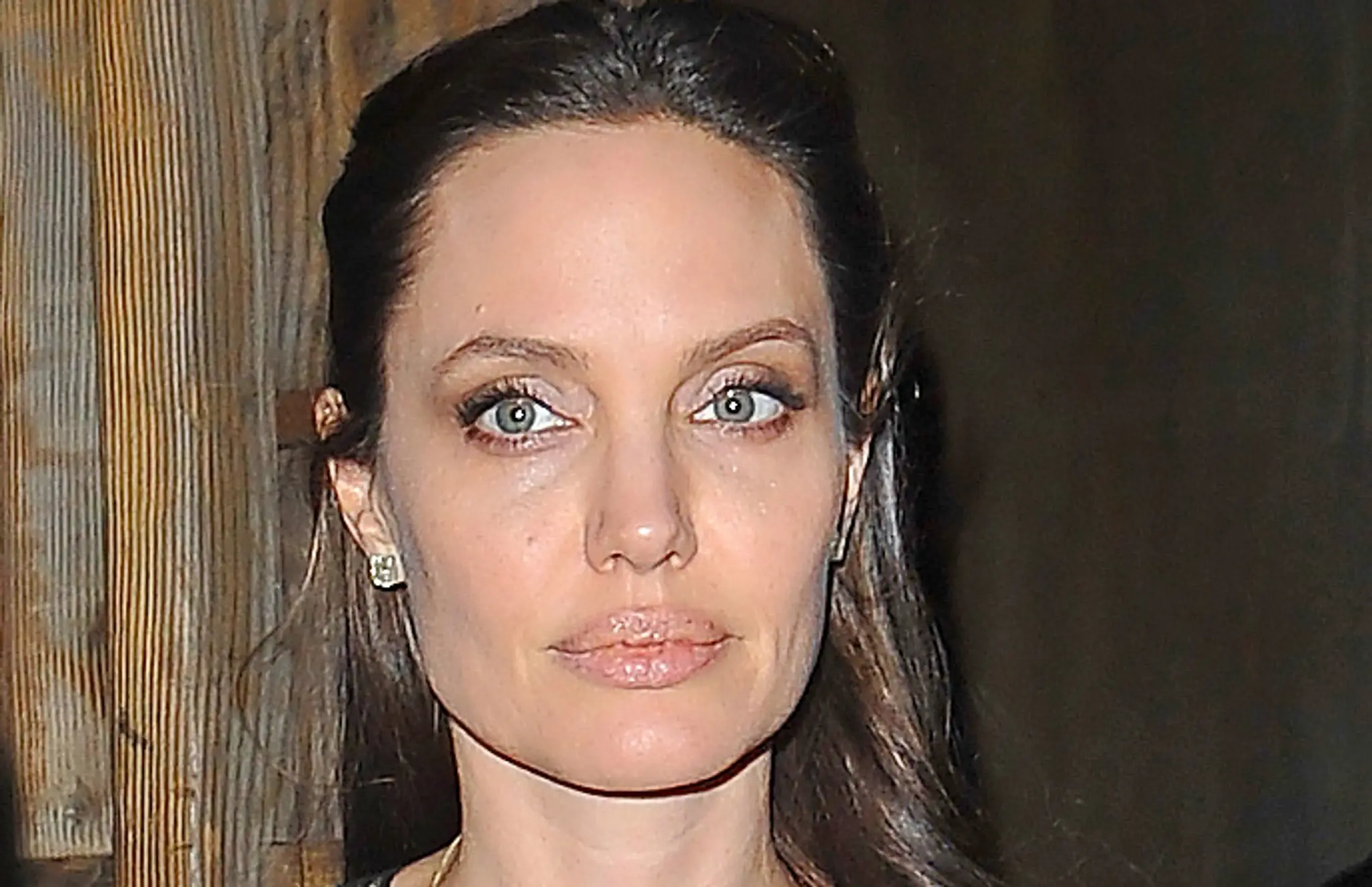 Angelina Jolie na večeri so synom bez podprsenky. Doplatila na blesky fotoaparátov