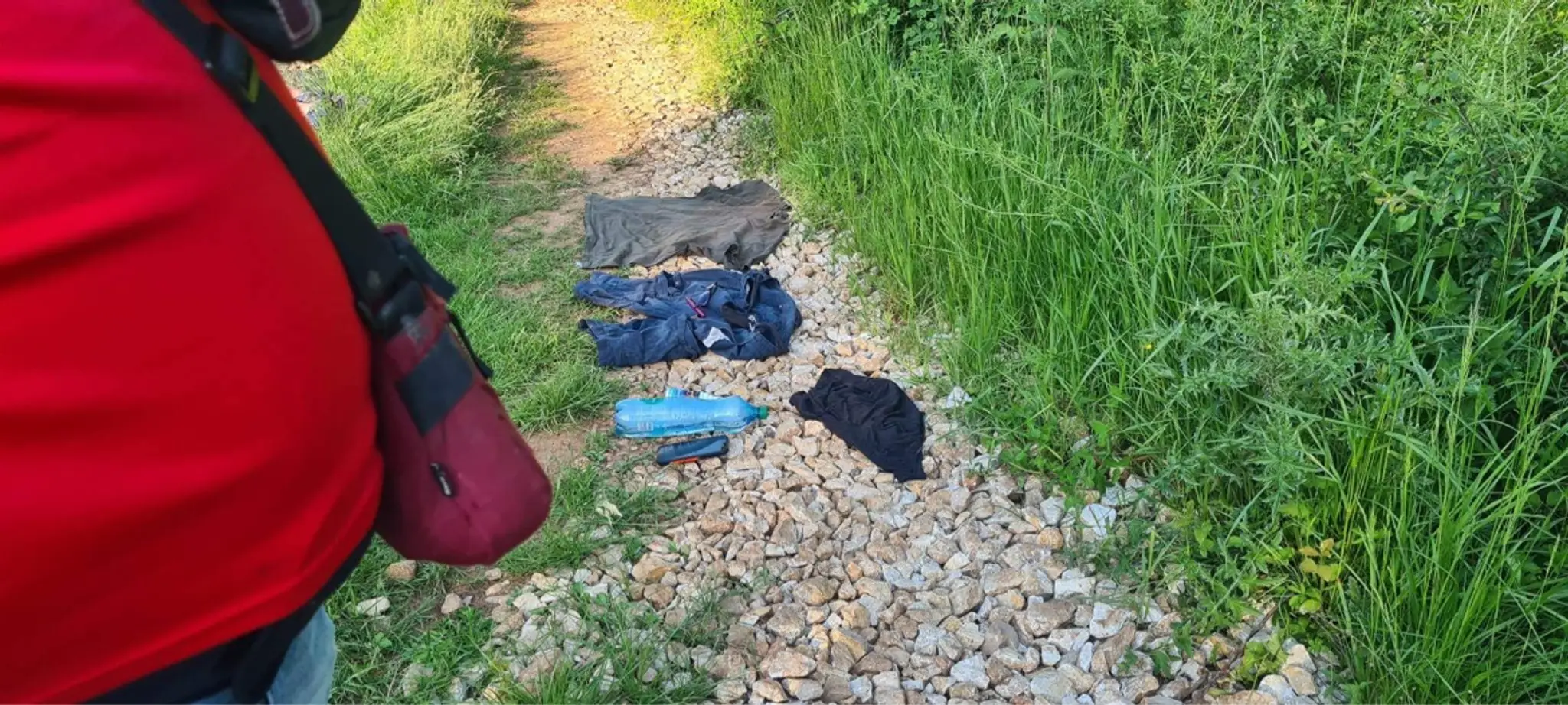 Oblečenie muža, ktorého telo našli pri turistickom chodníku.