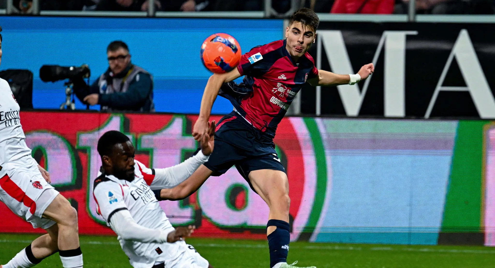 V akcii Adam Obert (v červeno-modrom).